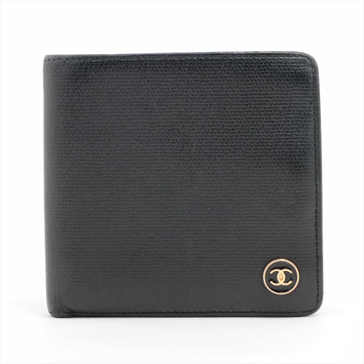 Die Chanel CC Logo Button Leather Bi-Fold Wallet in Schwarz ist ein raffiniertes und vielseitiges Accessoire, das zeitlose Eleganz ausstrahlt. Das aus luxuriösem Leder gefertigte Portemonnaie verfügt über den ikonischen Chanel CC-Logo-Knopf, der dem