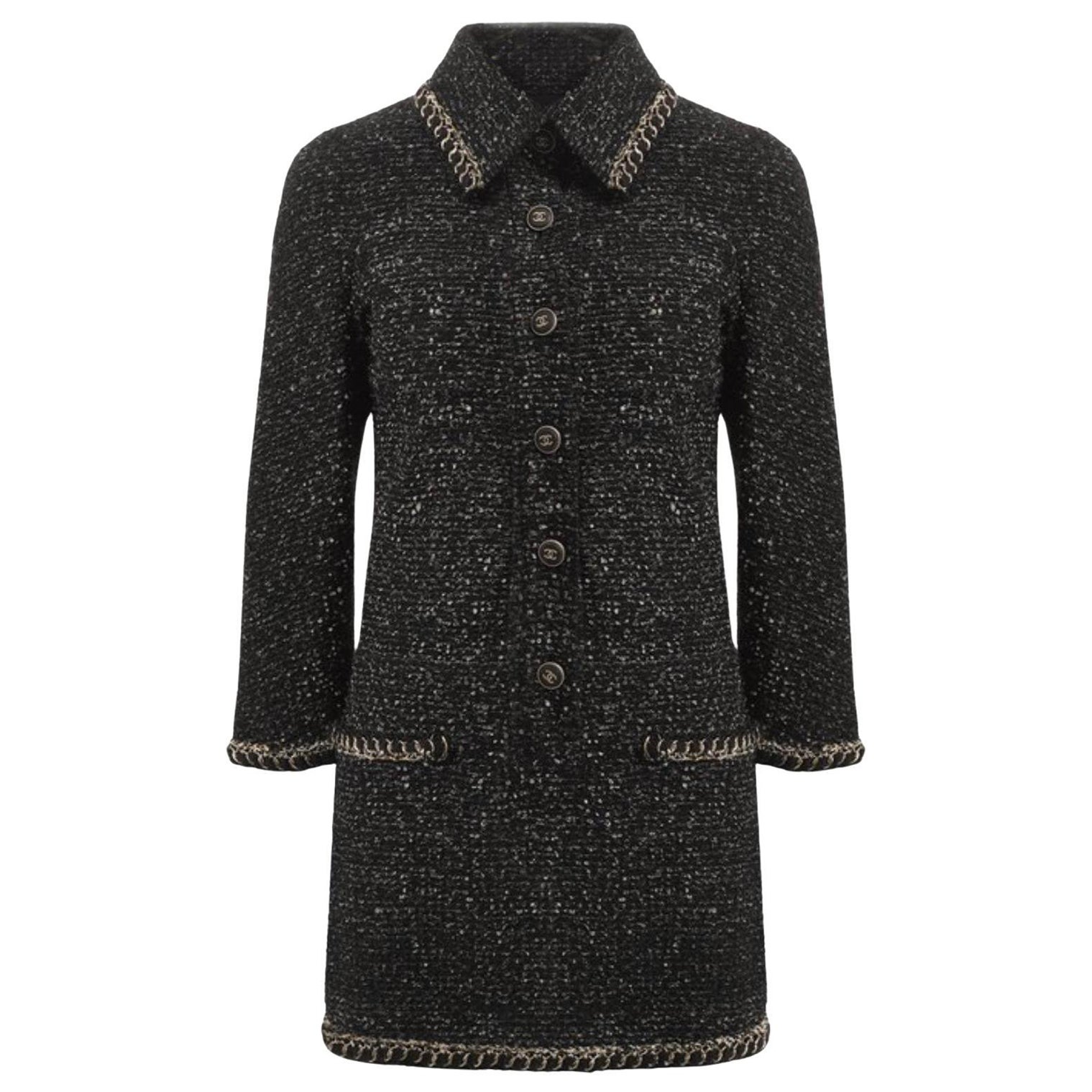 CHANEL Tweedkleid mit CC-Logo-Knöpfen und Kettenverzierung, Größe 34 FR im Angebot