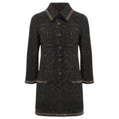 CHANEL Tweedkleid mit CC-Logo-Knöpfen und Kettenverzierung, Größe 34 FR