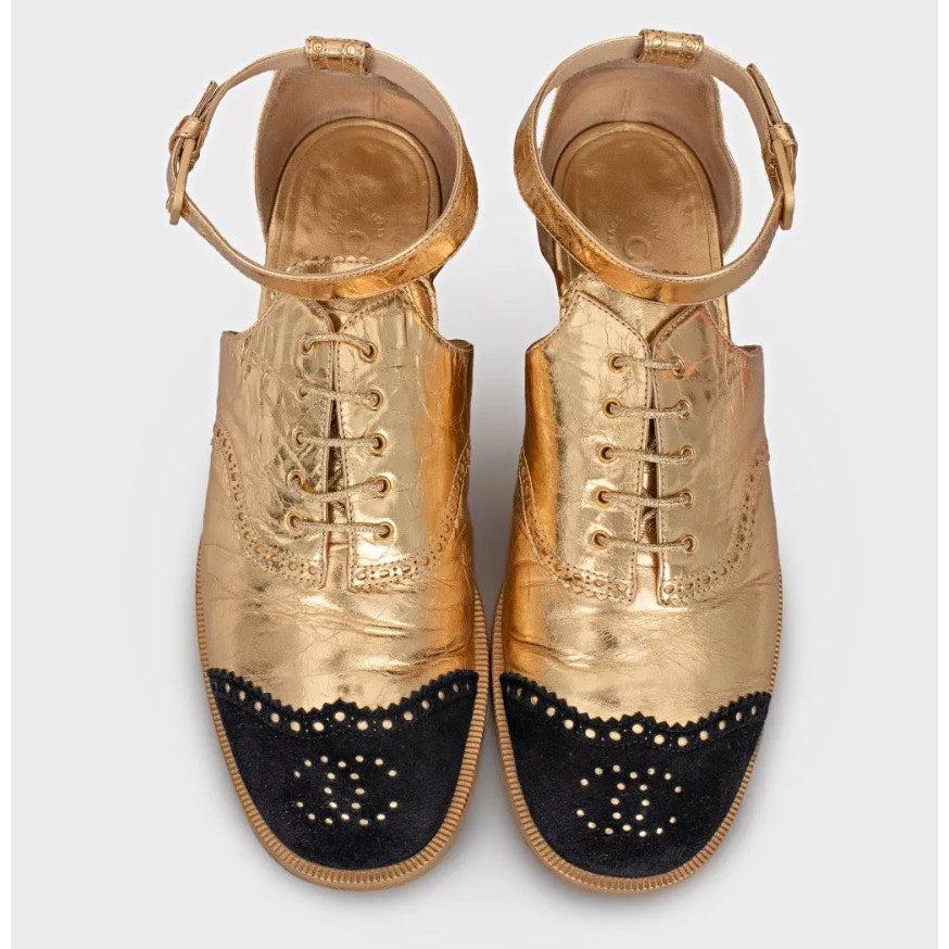 Sortez en beauté avec ces superbes oxfords Chanel de la collection printemps 2015 ! Ces chaussures sont un beau mélange de cuir de veau et de daim, offrant une sensation de luxe et un look sophistiqué.

Le logo CC emblématique en métal doré ajoute