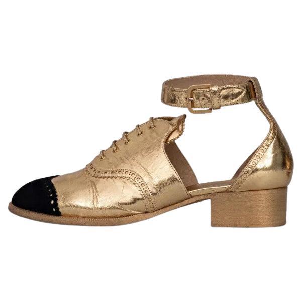 Chanel CC Logo Oxfords en cuir de veau et daim  Sz. 40.5 en vente