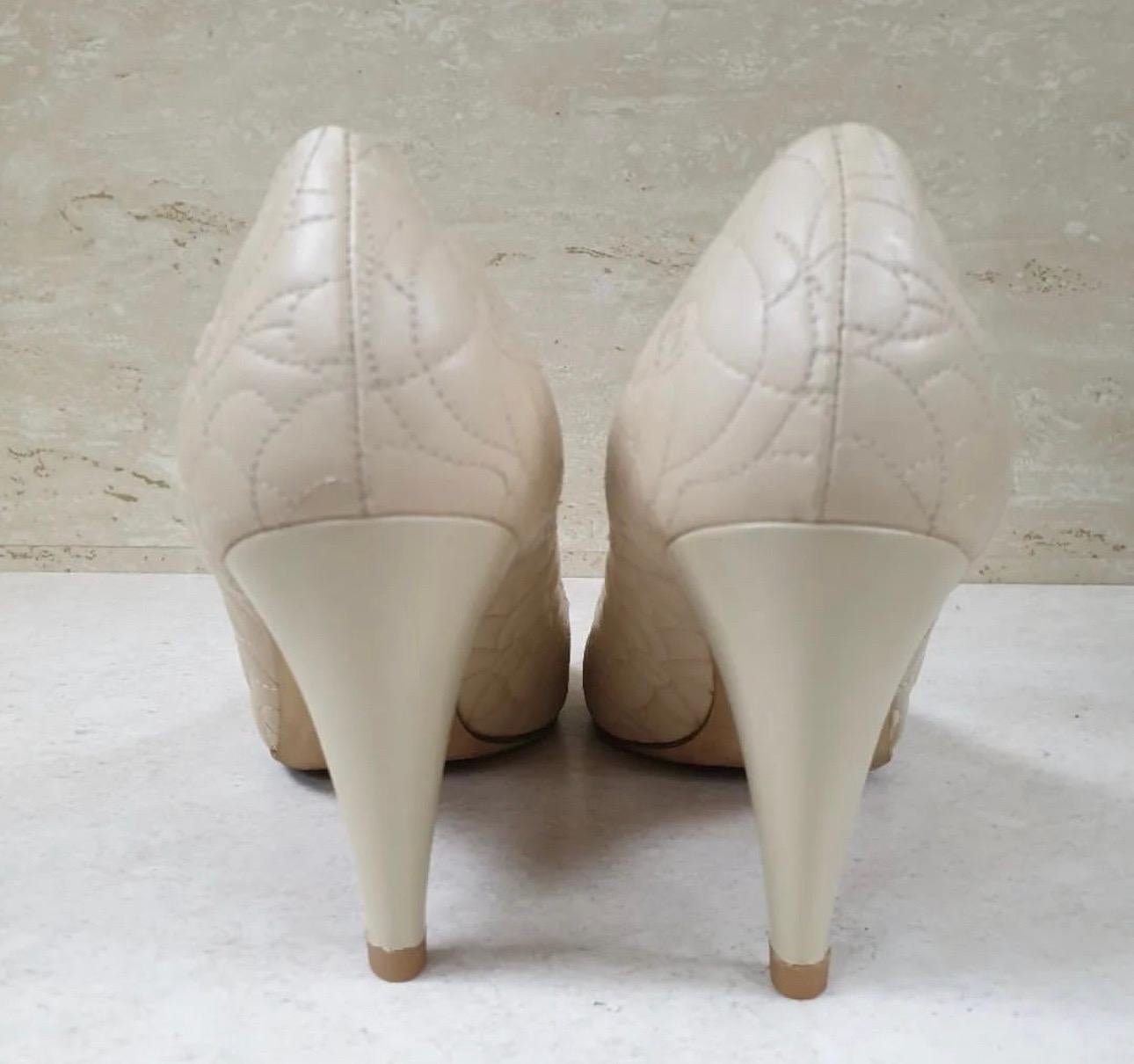 Chanel CC Logo Camelia Pattern Pumps Heels In Good Condition In Krakow, PL