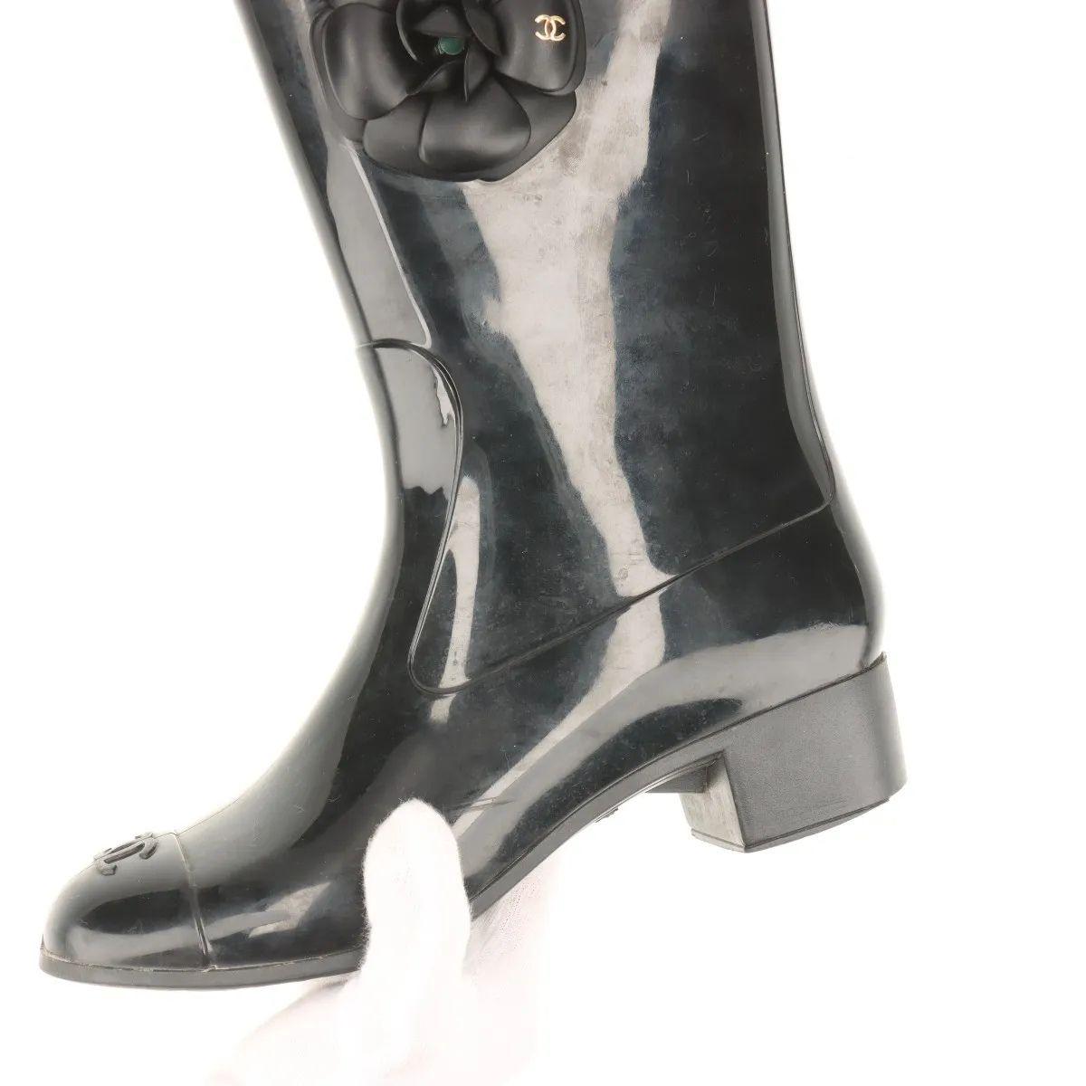 Chanel CC Logo Camellia Rubber Rain Boots Black en vente 7