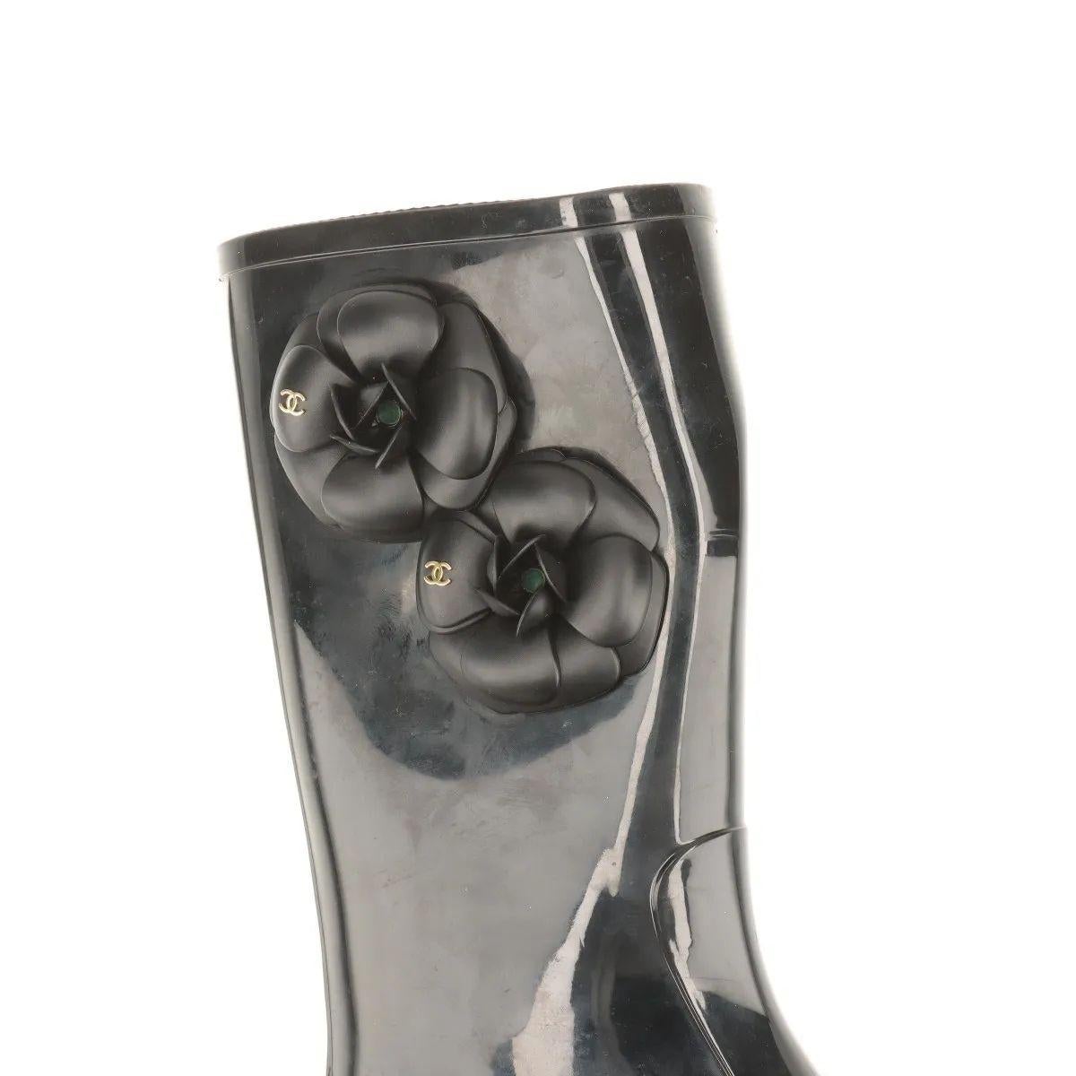 Chanel CC Logo Camellia Rubber Rain Boots Black en vente 9