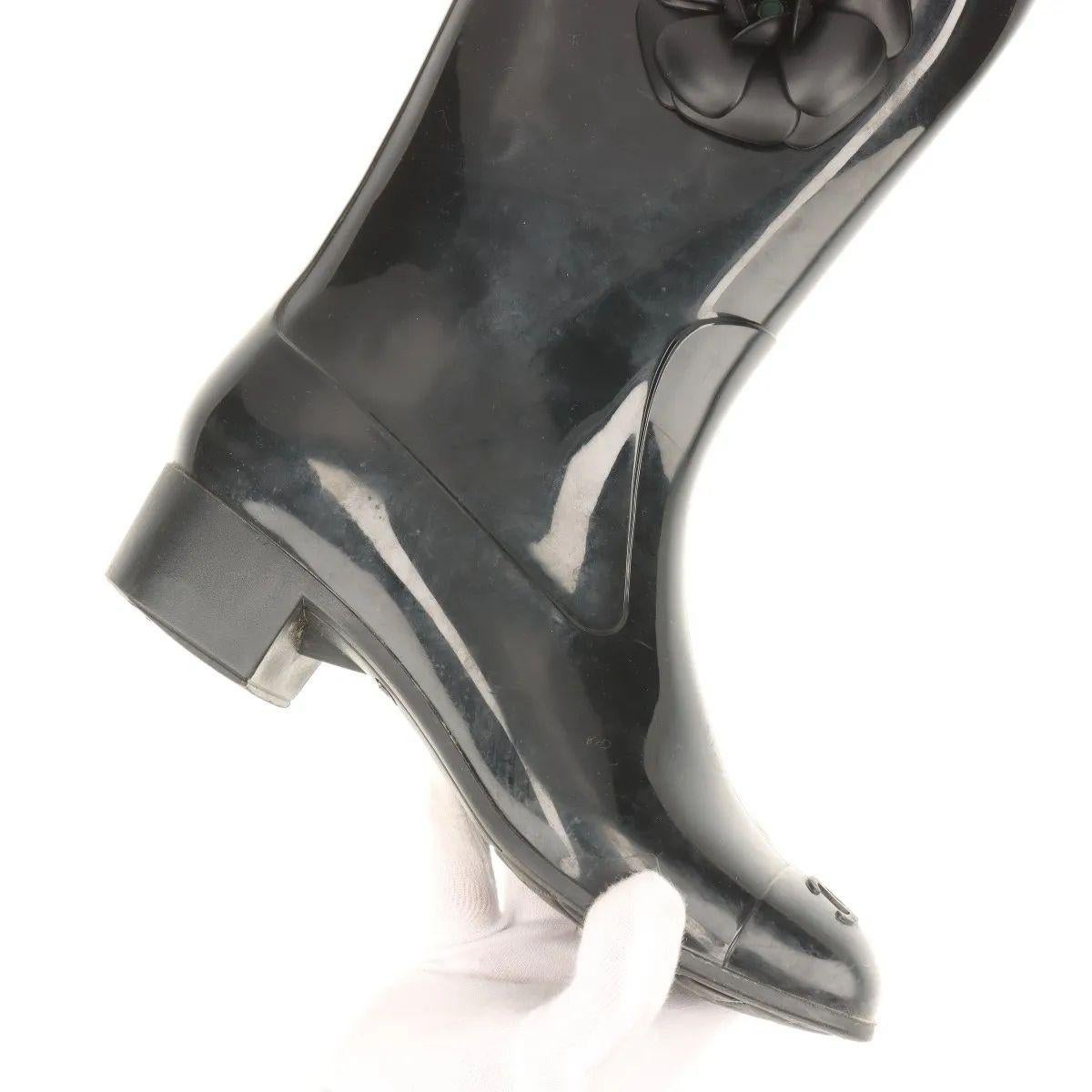 Chanel CC Logo Camellia Rubber Rain Boots Black en vente 10