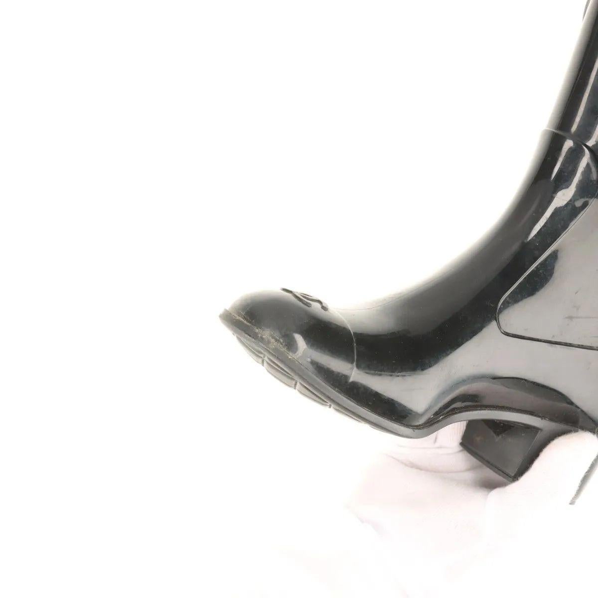 Chanel CC Logo Camellia Rubber Rain Boots Black en vente 12
