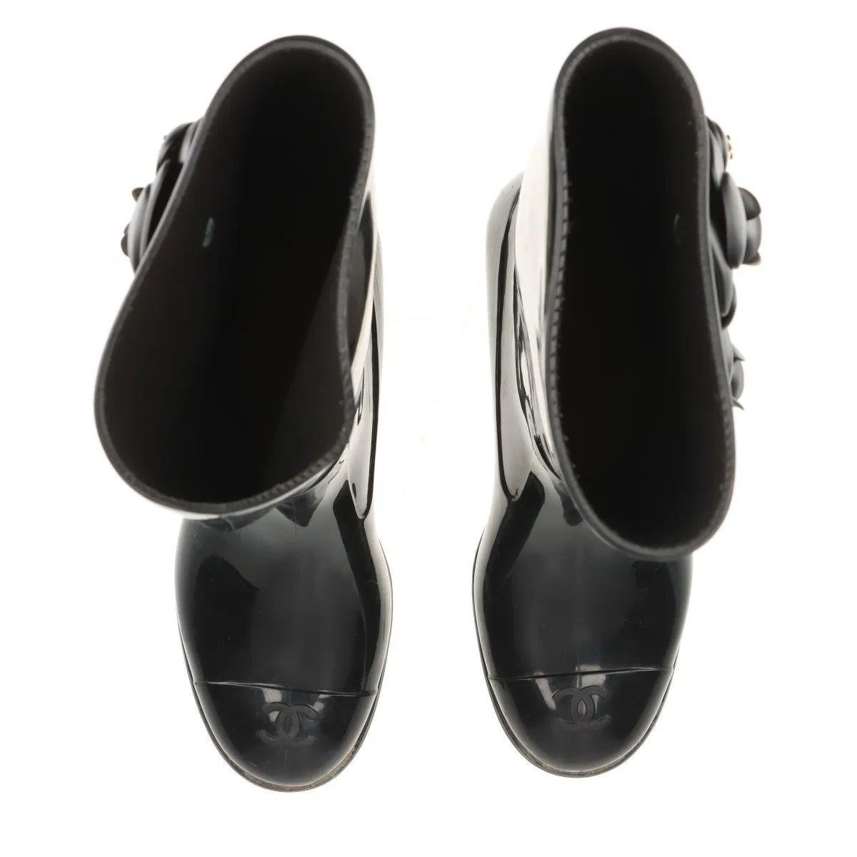 Chanel CC Logo Camellia Rubber Rain Boots Black en vente 2