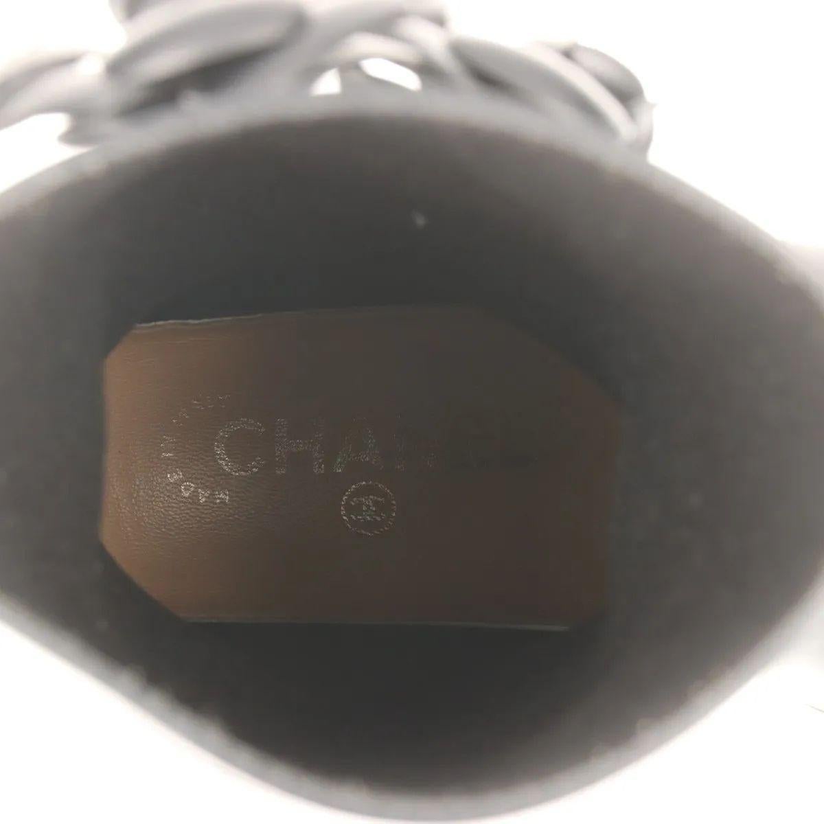 Stivali da pioggia in gomma Chanel CC Logo Camellia Nero in vendita 5