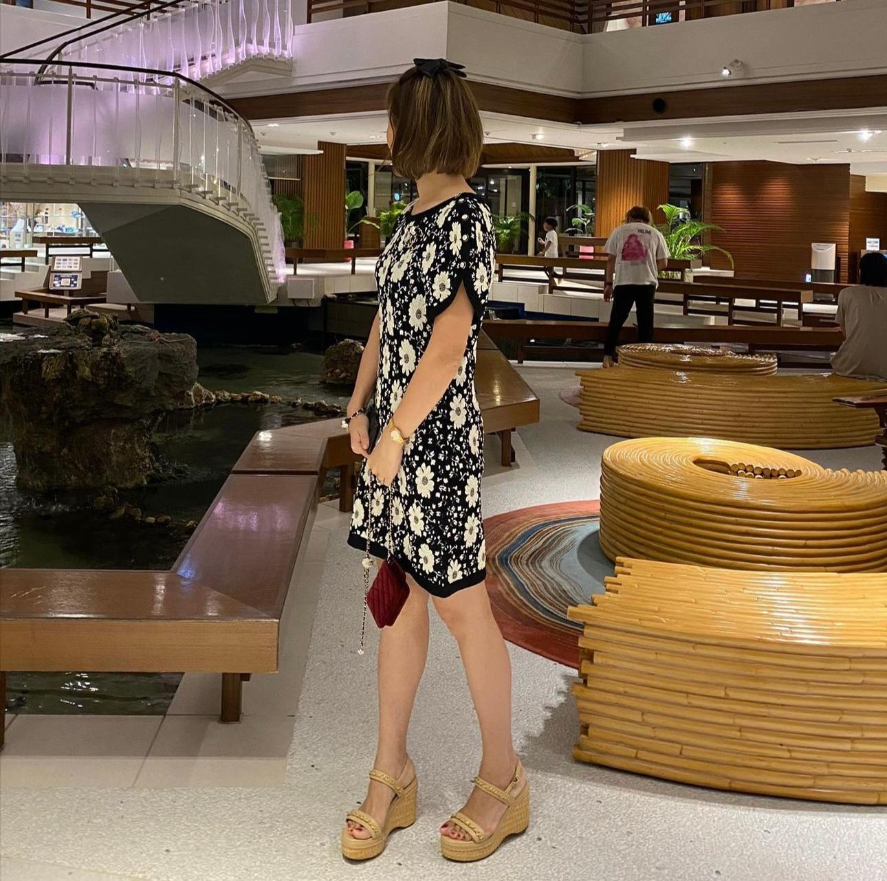 Chanel Paris / Singapore CC Logo Camellias Dress 34 FR For Sale 1