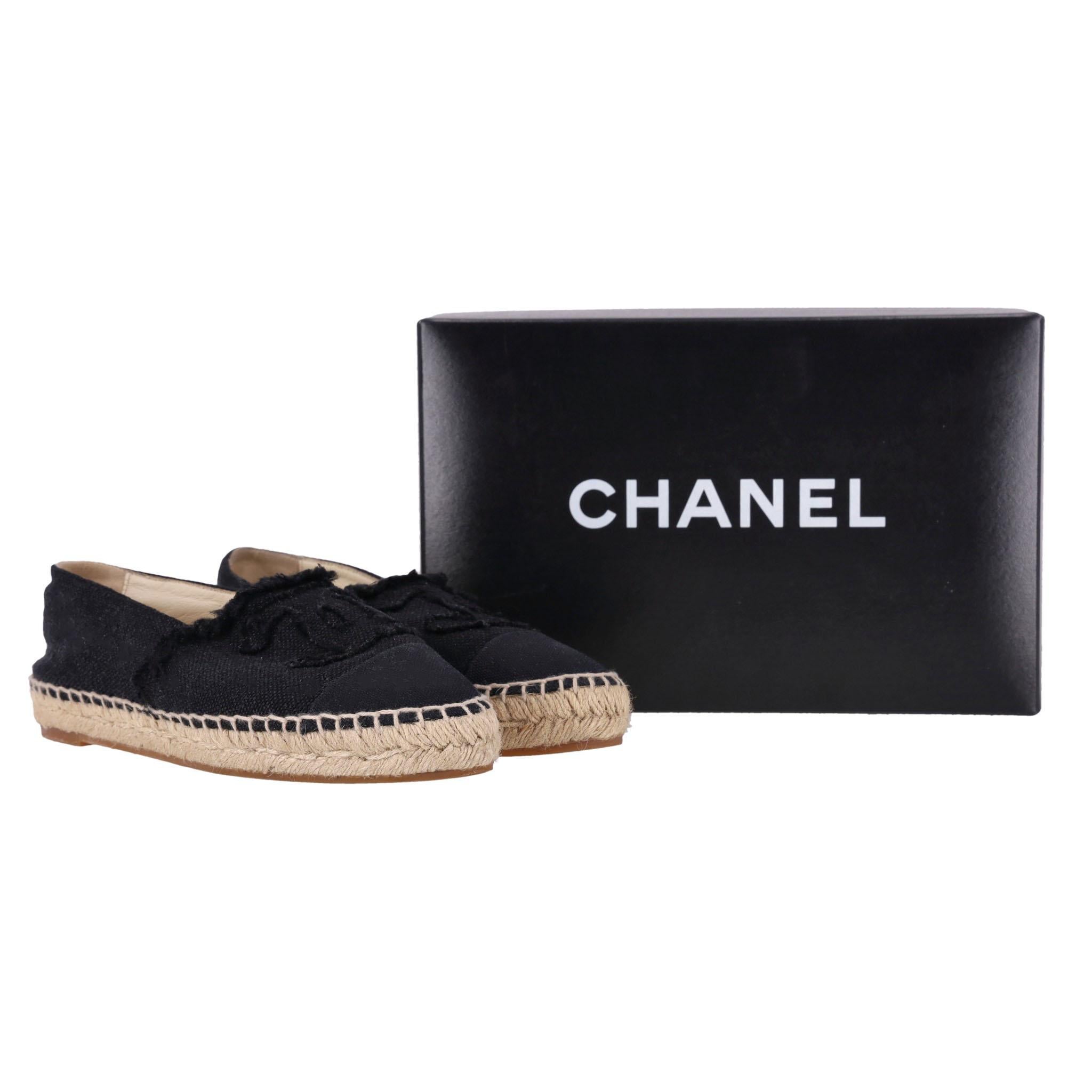 Alpargatas de lona con logotipo Chanel 'CC

Alpargatas de lona negra con el logotipo CC bordado en la parte delantera.

Con borde crudo, entresuela de alpargata de yute tejido, suela de goma con la marca y forro de piel. Precio aprox. 700

Talla -