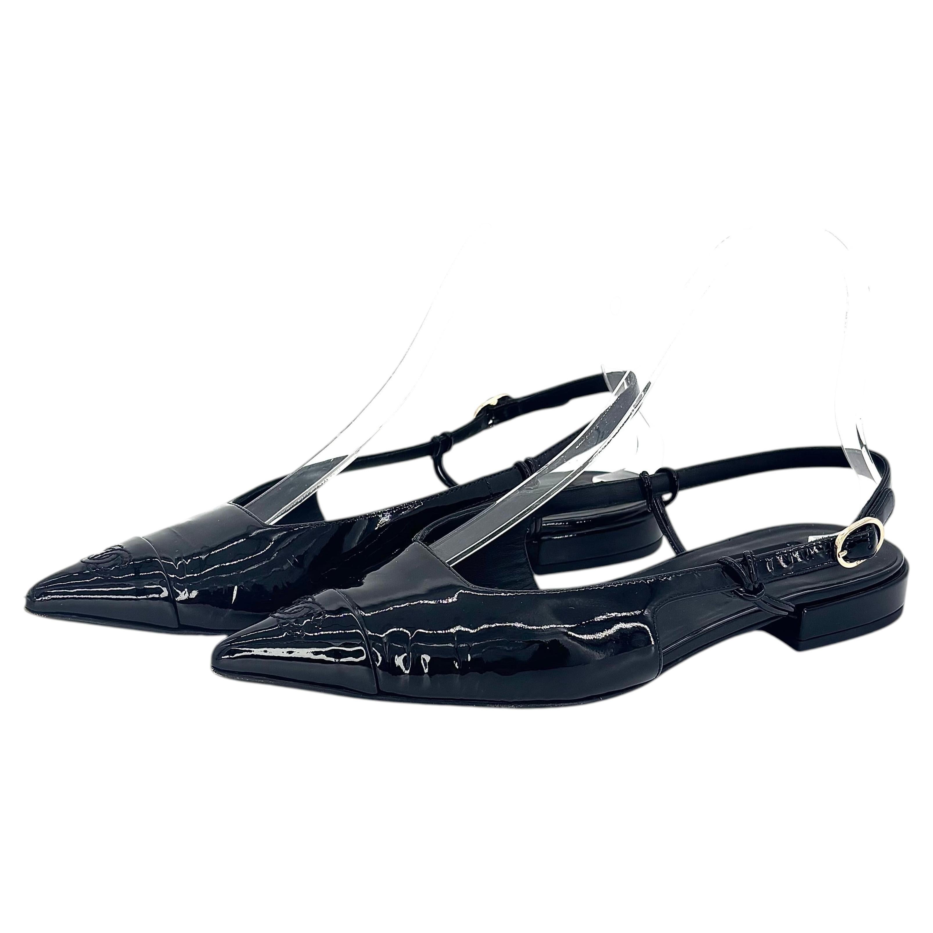 Ballerines à bride arrière en cuir verni noir avec bout à logo CC de Chanel, taille 37,5