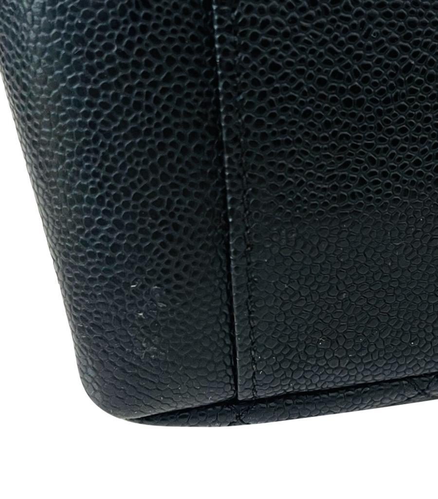 Chanel 'CC' Logo Caviar Leather Grand Shopping Tote Bag en vente 6