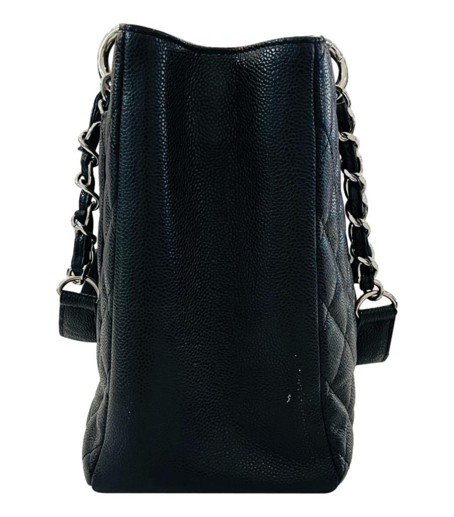 Chanel 'CC' Logo Kaviar Leder Grand Einkaufstasche

Rechteckige schwarze Umhängetasche aus kultigem Kaviarleder mit Rautensteppung.

Mit eingravierter silberner 