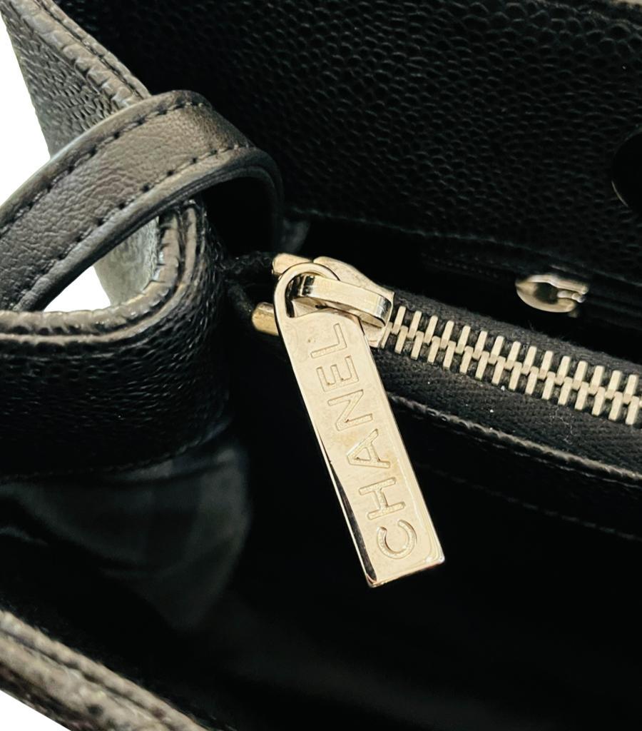 Chanel 'CC' Logo Caviar Leather Grand Shopping Tote Bag en vente 3