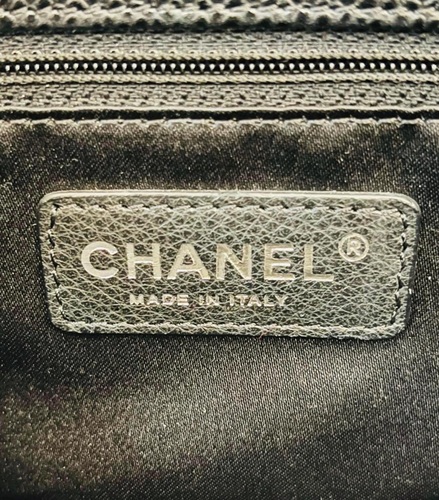 Chanel 'CC' Logo Caviar Leather Grand Shopping Tote Bag en vente 5