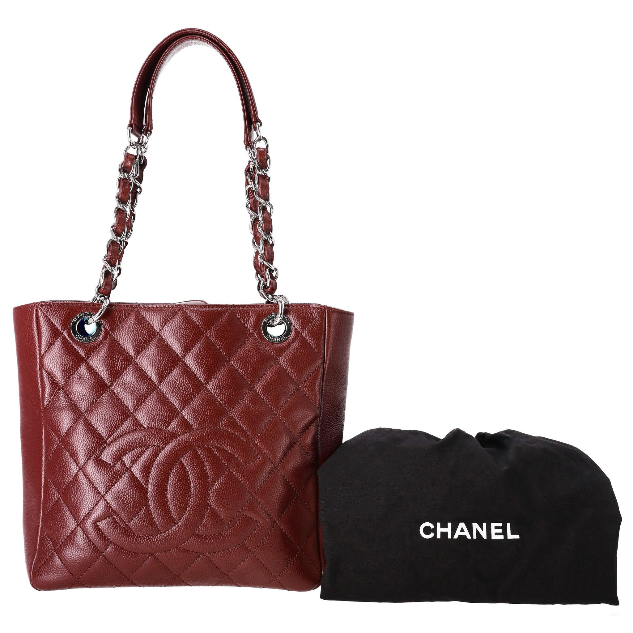 Chanel 'CC' Logo Caviar Leather Petite Shopping Tote Bag

Burgundy shoulder bag crafted in iconic caviar leather diamond quilting.

Designed with silver 'Chanel' engraved hardware and signature interlocking CC logo to the front and leather-threaded