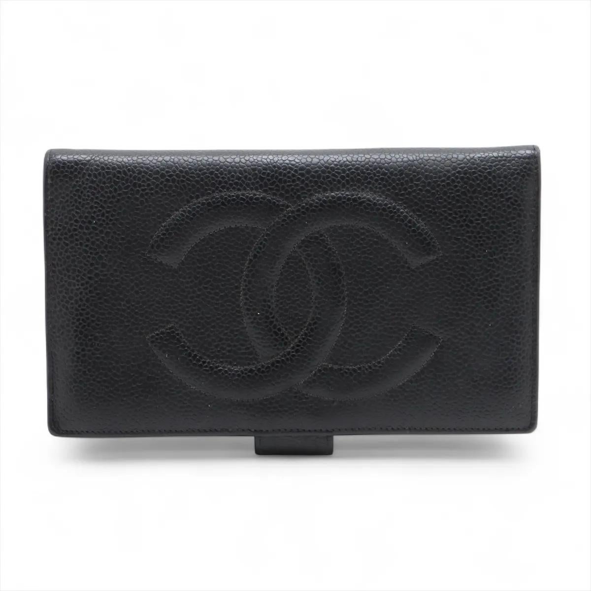 Il portafoglio Chanel CC Logo Caviar Skin in nero è un accessorio classico ed elegante che riflette la raffinatezza senza tempo della Maison. Realizzata in resistente e lussuosa pelle di caviale, presenta l'iconico logo CC sul davanti, aggiungendo