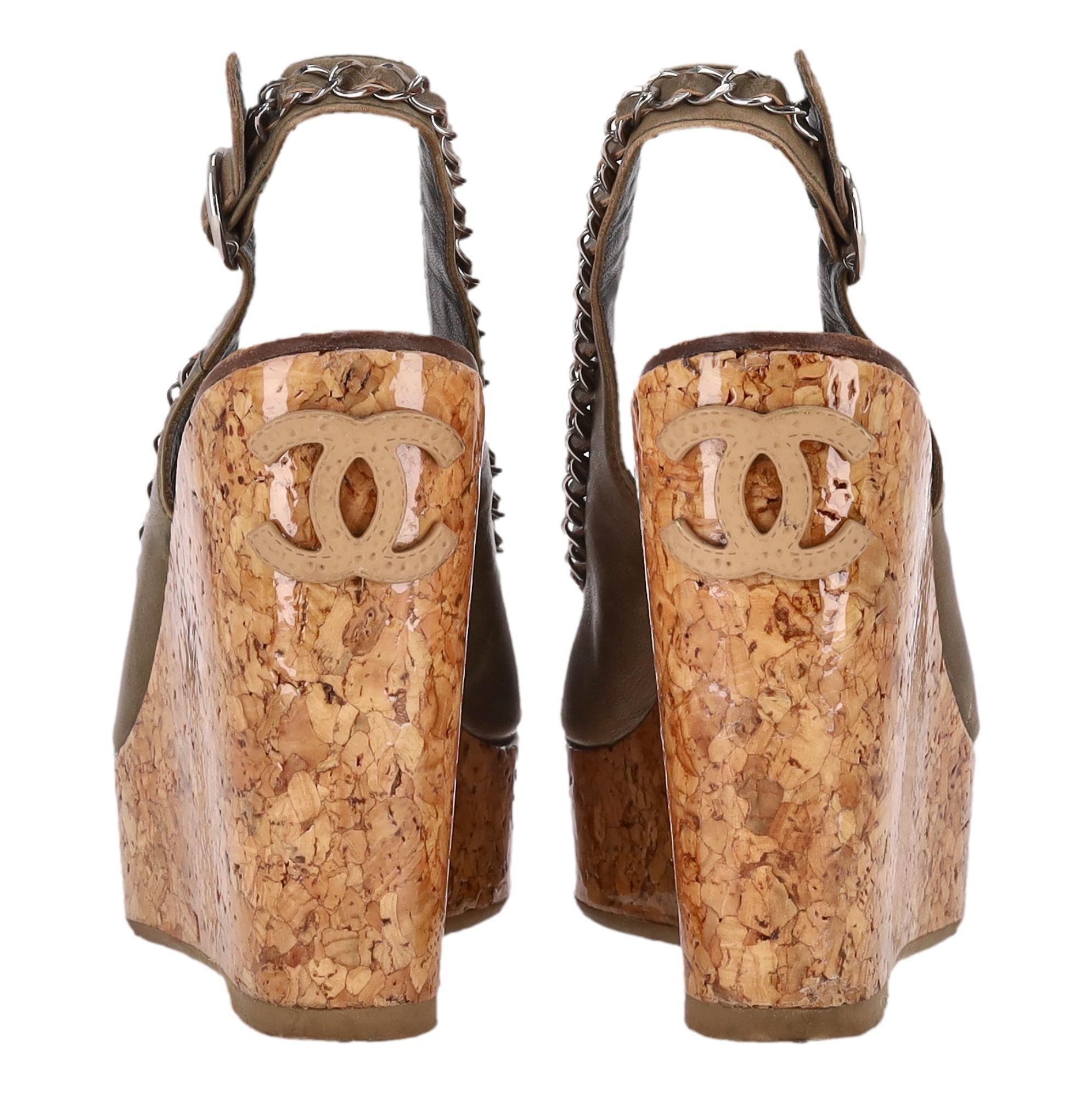 Chanel 'CC' Sandalias de cuña de corcho de piel con logotipo y detalle de cadena en Bueno estado para la venta en London, GB