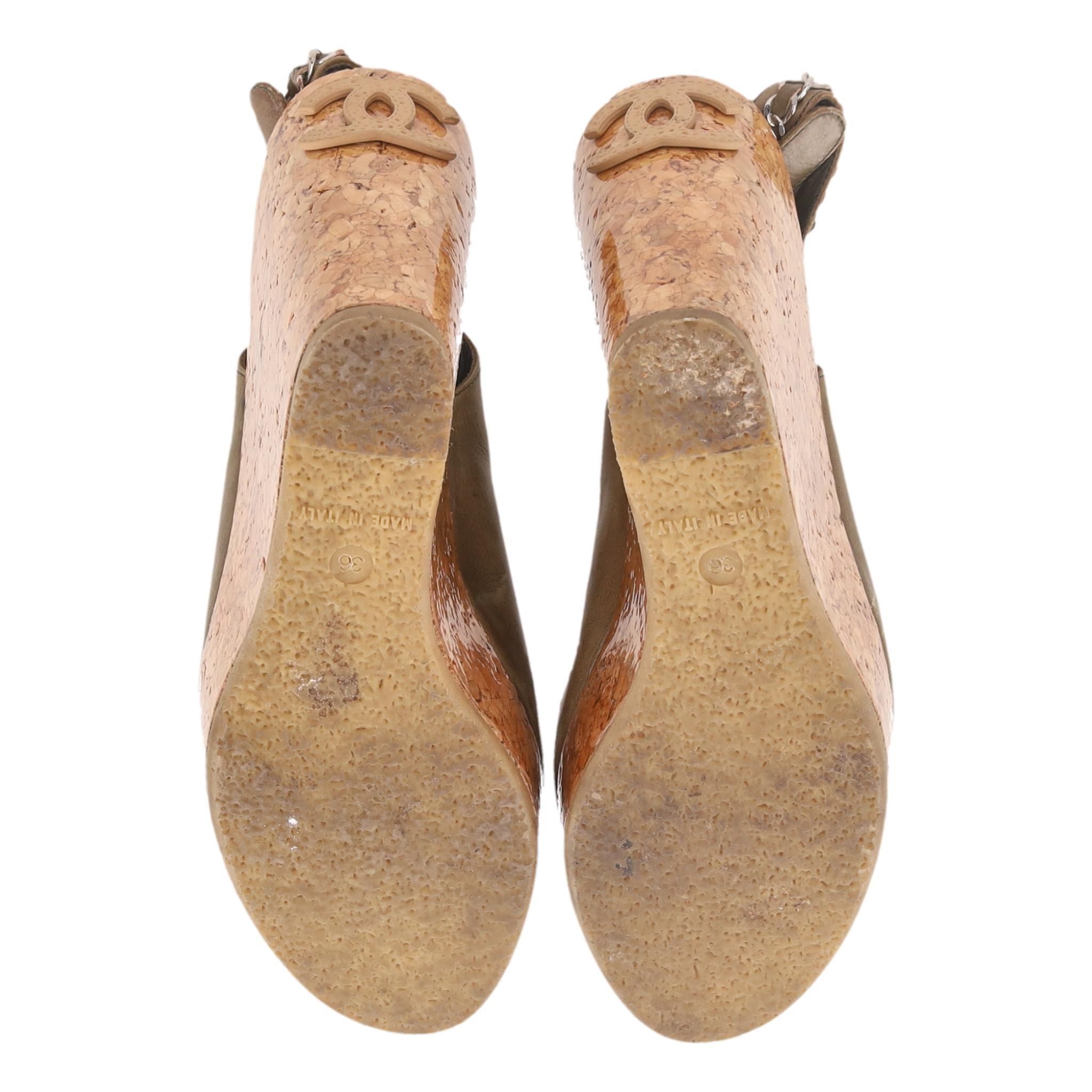 De las mujeres Chanel 'CC' Sandalias de cuña de corcho de piel con logotipo y detalle de cadena en venta