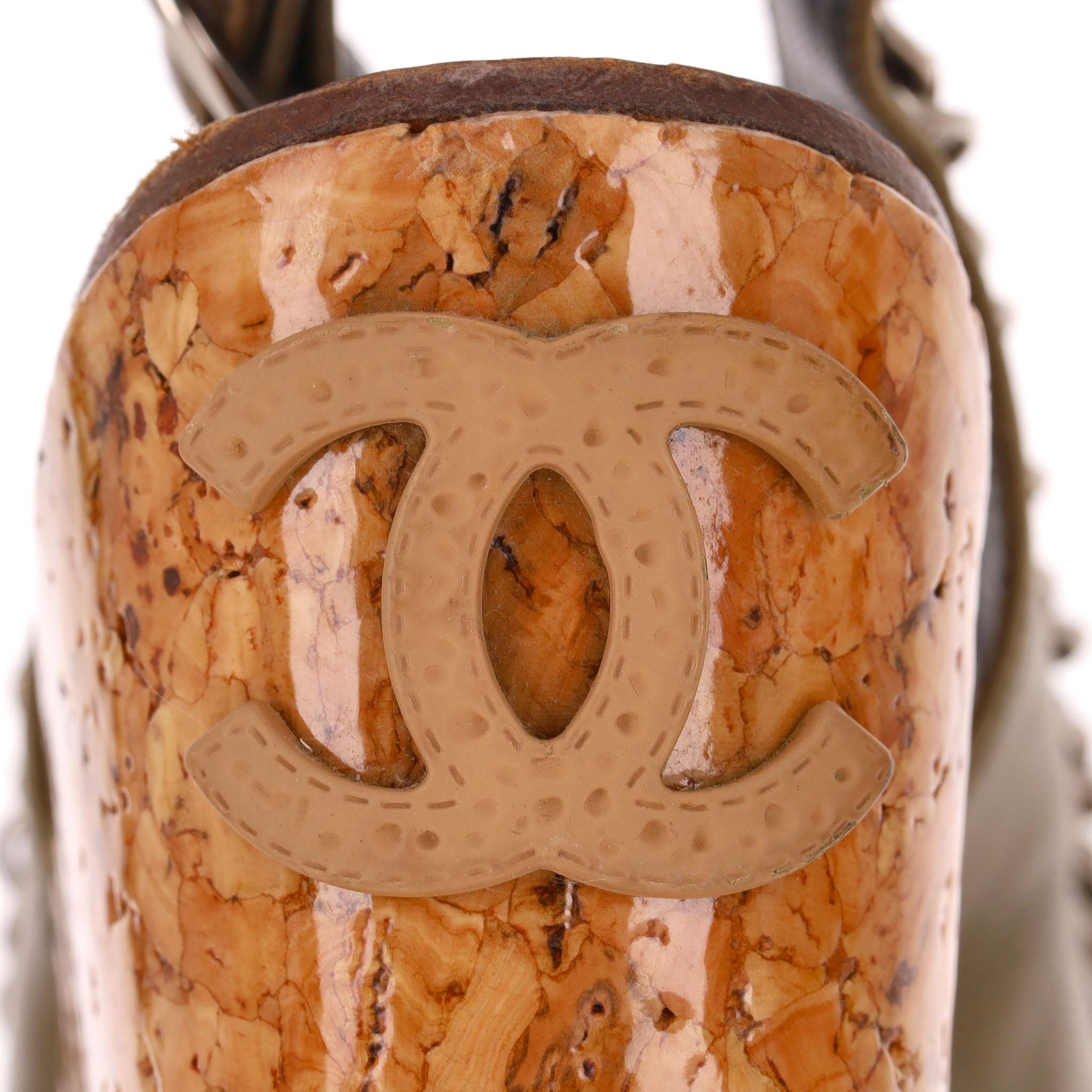 Chanel 'CC' Sandalias de cuña de corcho de piel con logotipo y detalle de cadena en venta 1