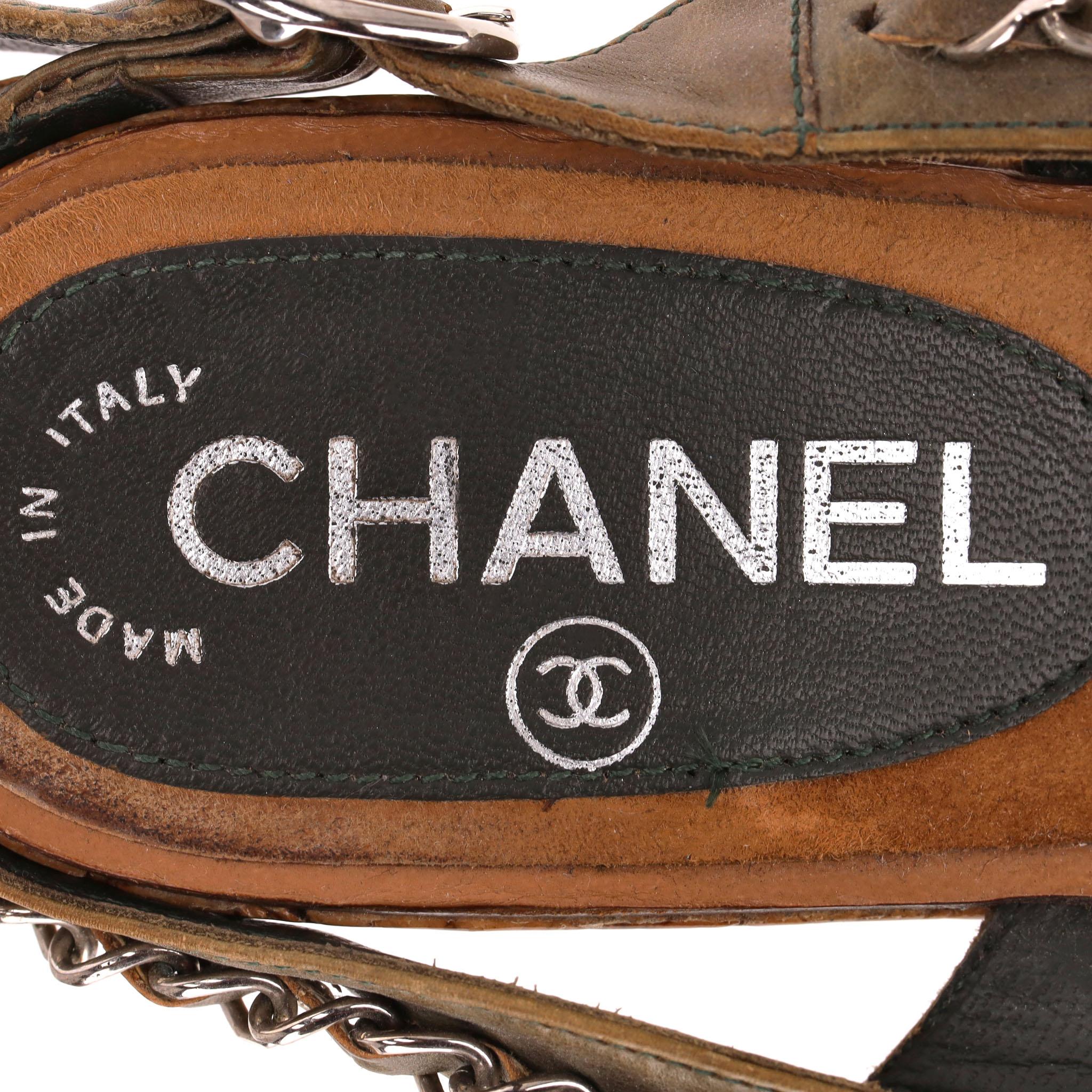 Chanel 'CC' Sandalias de cuña de corcho de piel con logotipo y detalle de cadena en venta 2