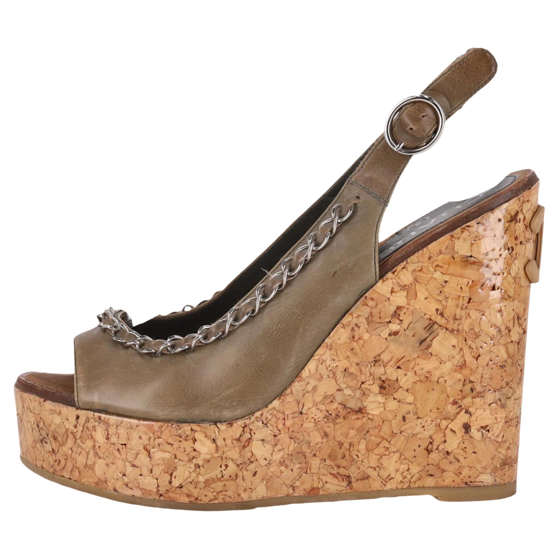 Chanel 'CC' Sandalias de cuña de corcho de piel con logotipo y detalle de cadena en venta