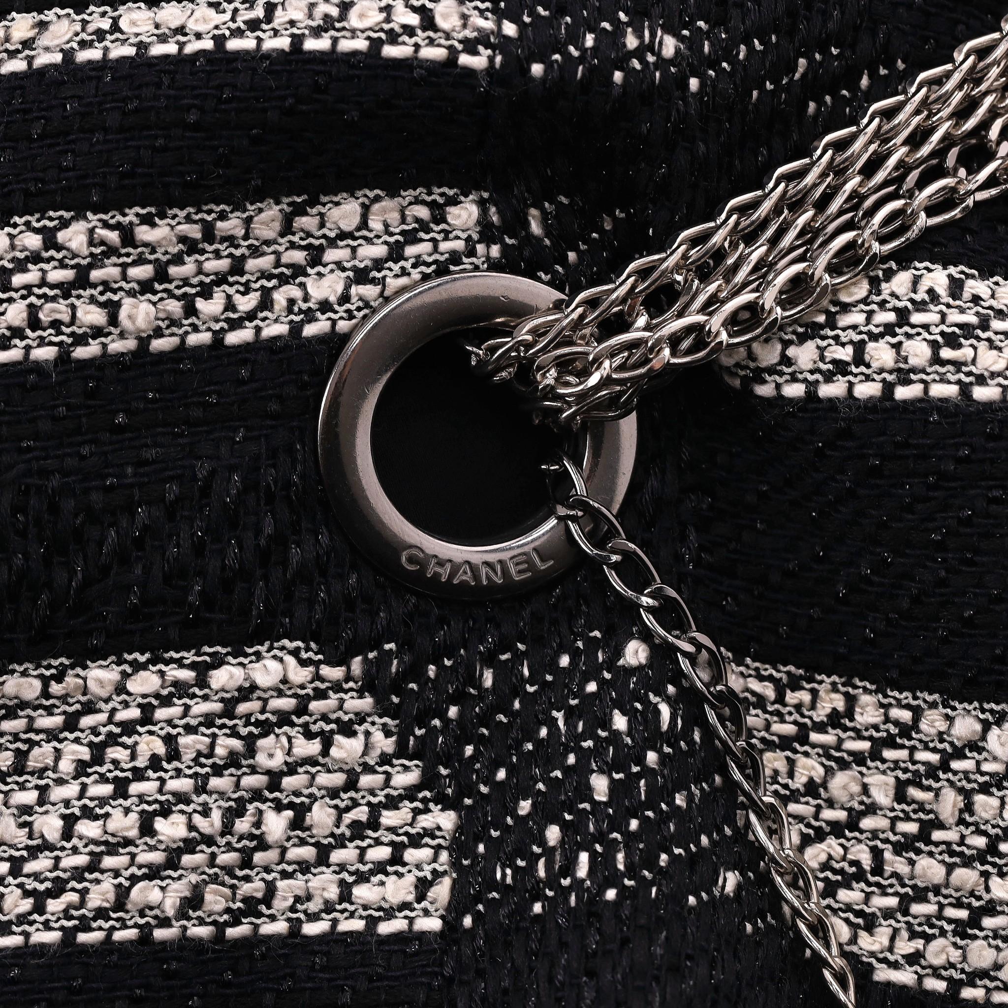 Women's Chanel 'CC' Logo & Chain Detail Tweed Jacket For Sale