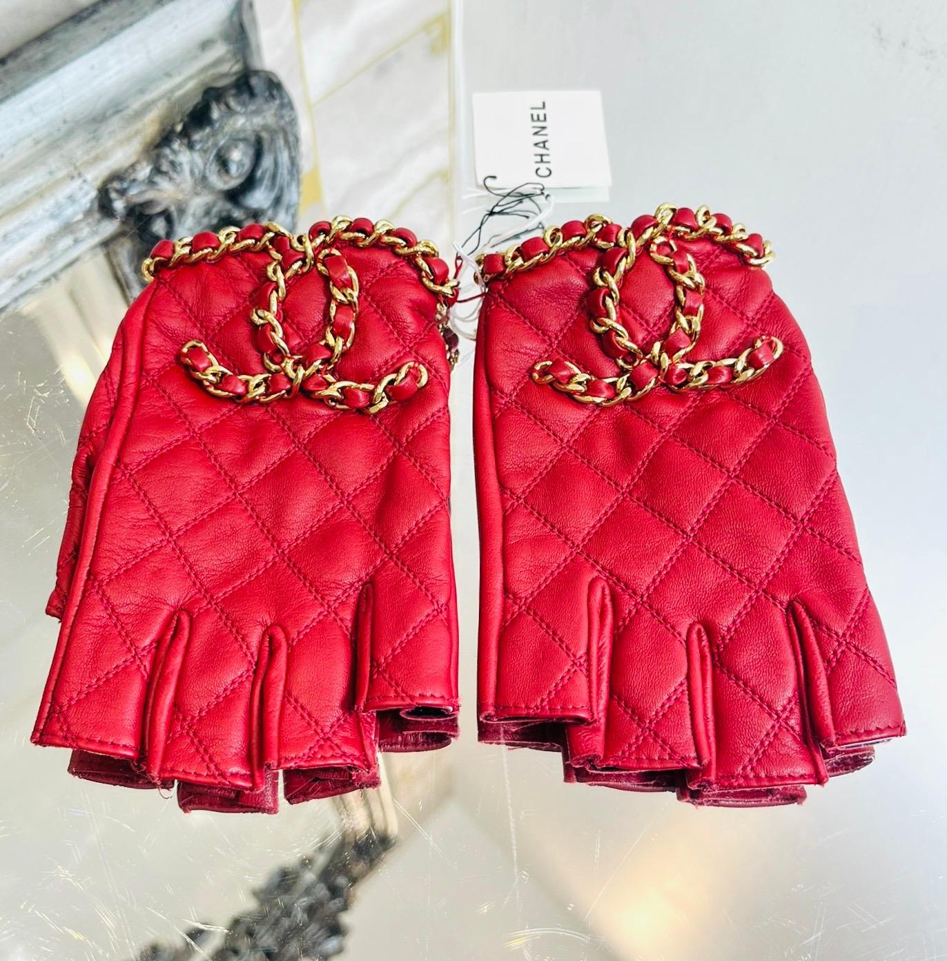 Neuf - Chanel 'CC' Logo Chain & Leather Fingerless Gloves

Gants rouges conçus avec les coutures en diamant emblématiques de Chanel.

Elle est ornée d'une chaîne entrelacée emblématique et du logo 