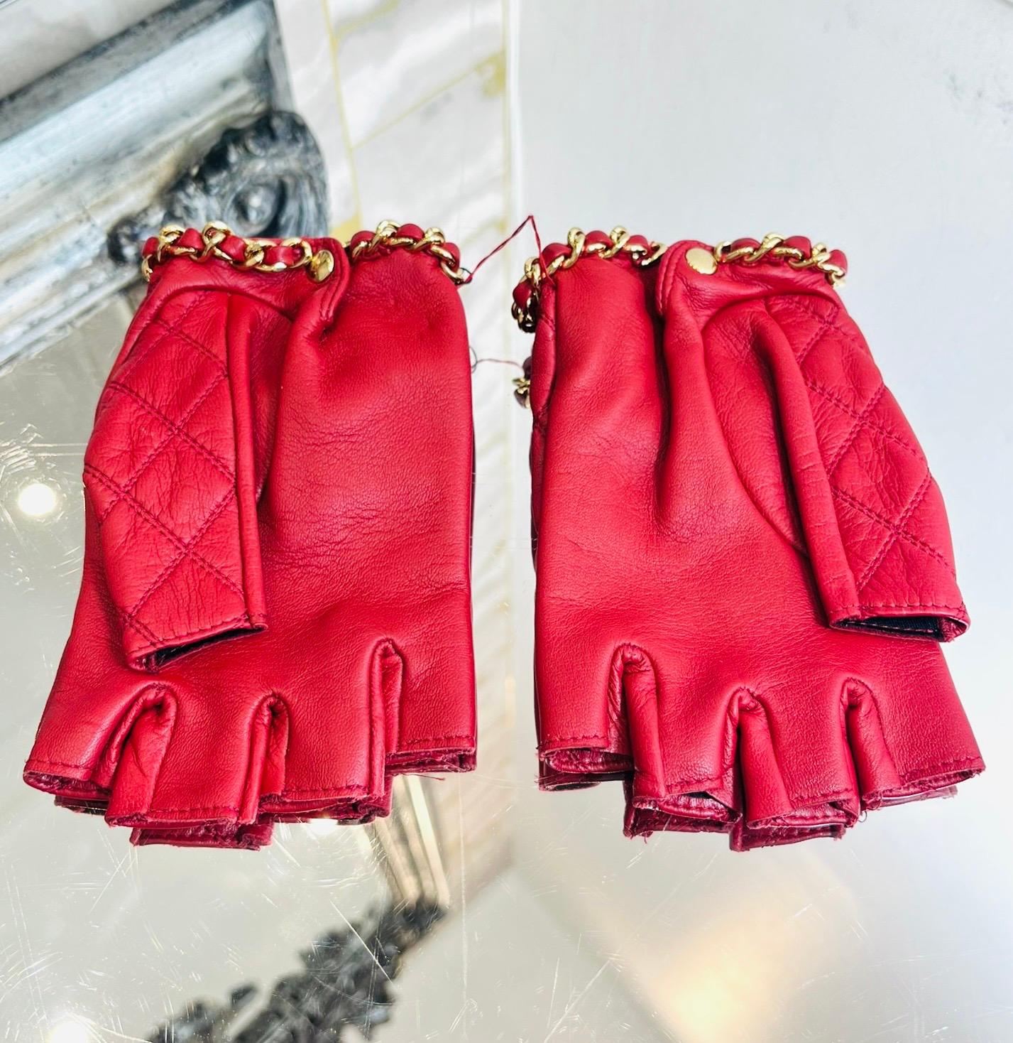 Chanel 'CC' Fingerlose Handschuhe aus Leder mit Logokette und Leder Damen im Angebot