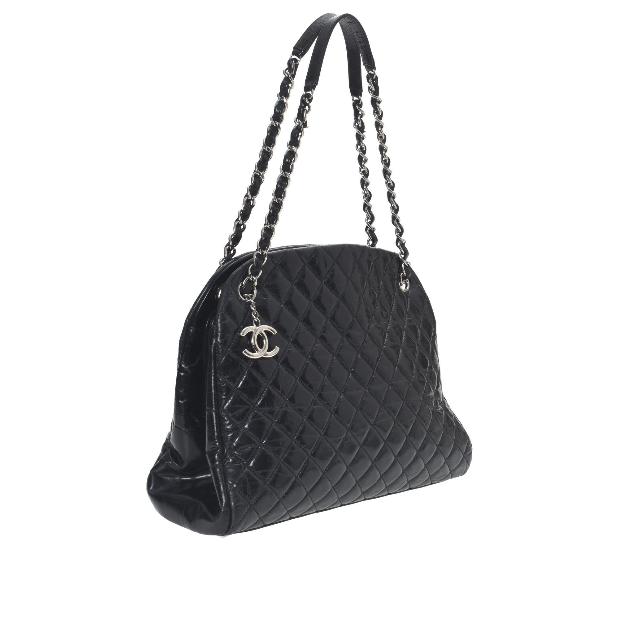 Gorgeous vintage Chanel CC Logo Chain shoulder bag  in luxurious black leather.
Authenticated by LXRandCo.
