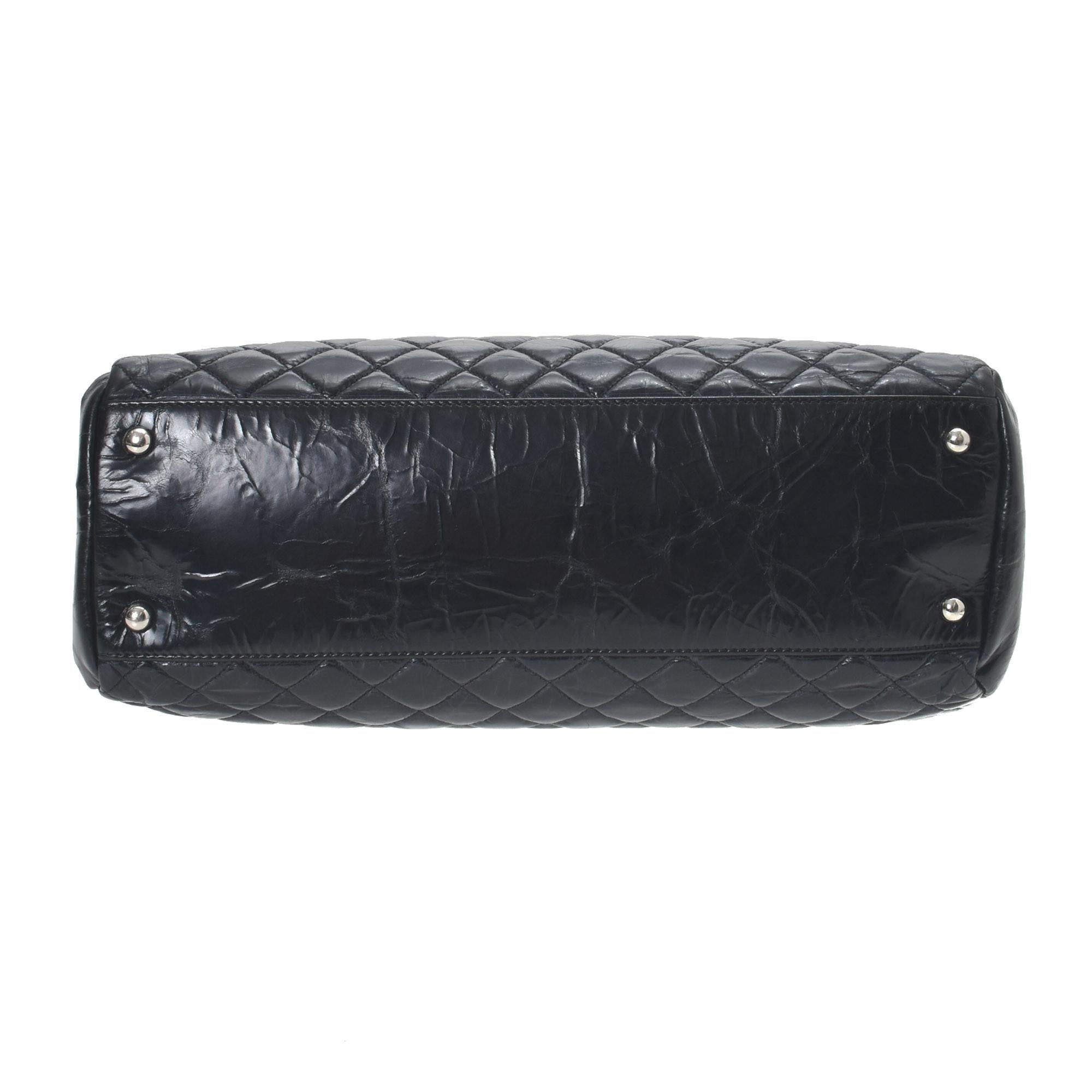Women's Chanel Black CC Logo Chain Shoulder Bag For Sale