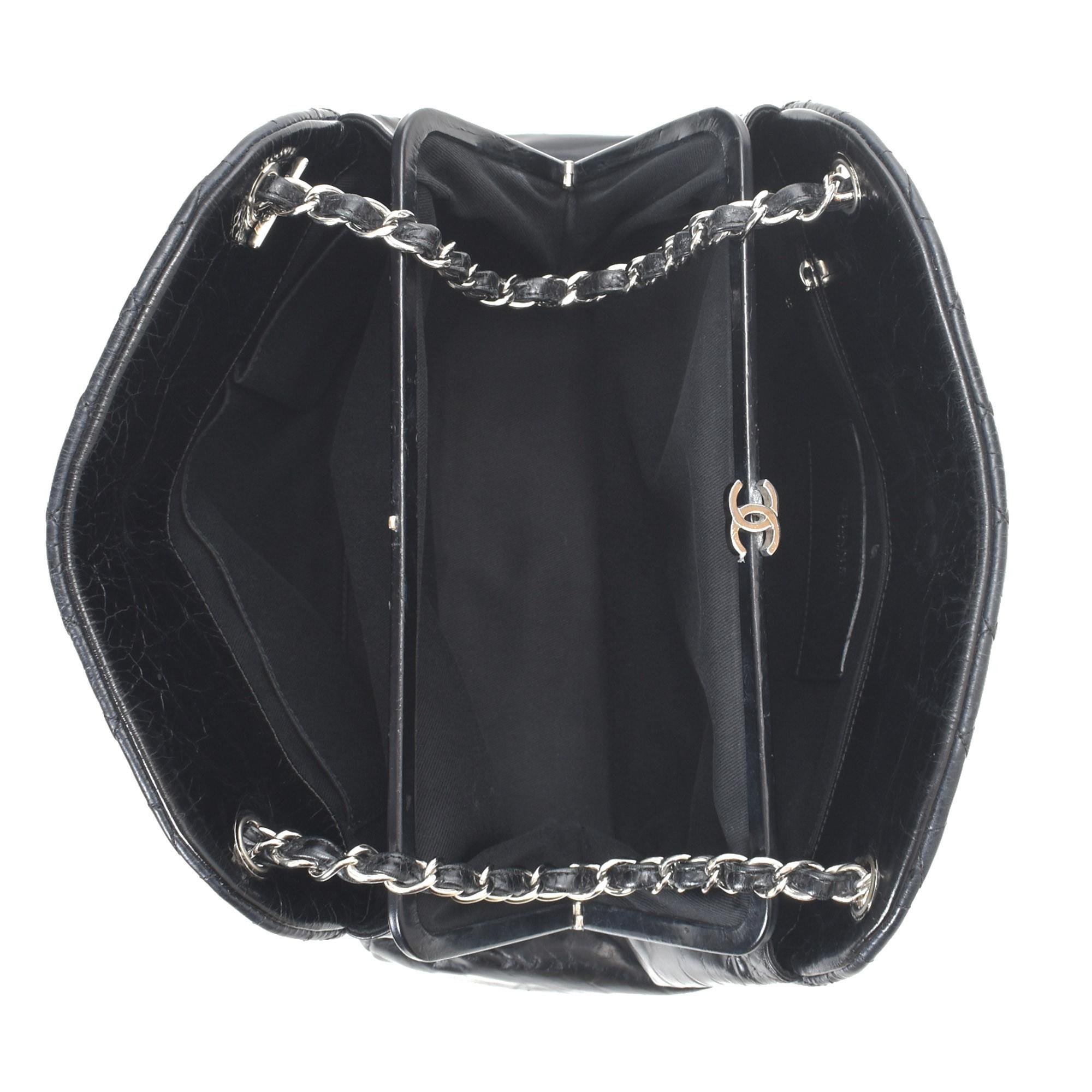 Chanel Black CC Logo Chain Shoulder Bag For Sale 1