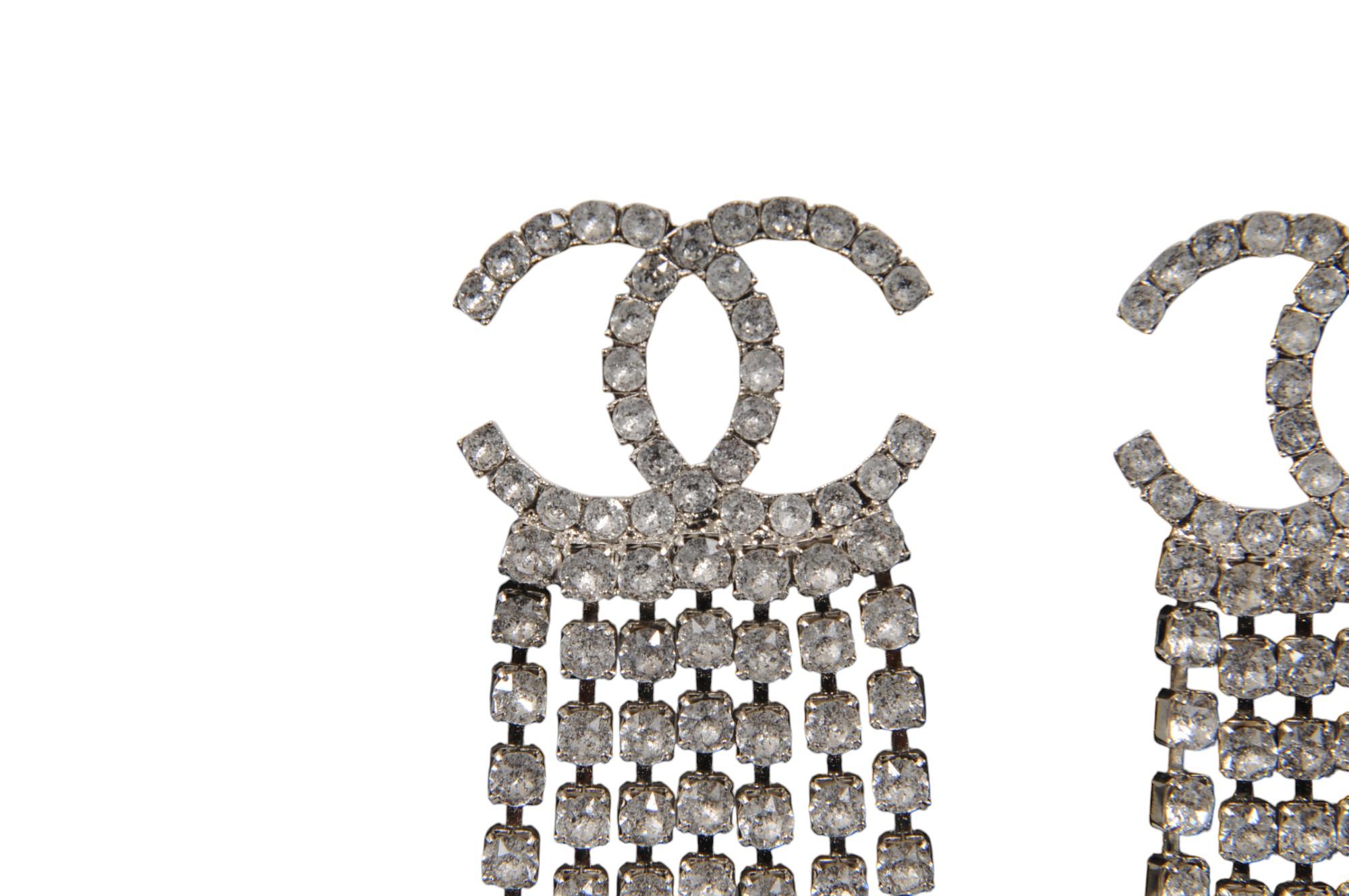- Esterno in cristallo

- Prodotto in Italia

- Viene fornito con sacchetto di polvere Chanel



Condizioni: 

Gli orecchini sono in condizioni complessivamente eccellenti e non presentano imperfezioni di rilievo.

 

Misure: (approssimativamente in