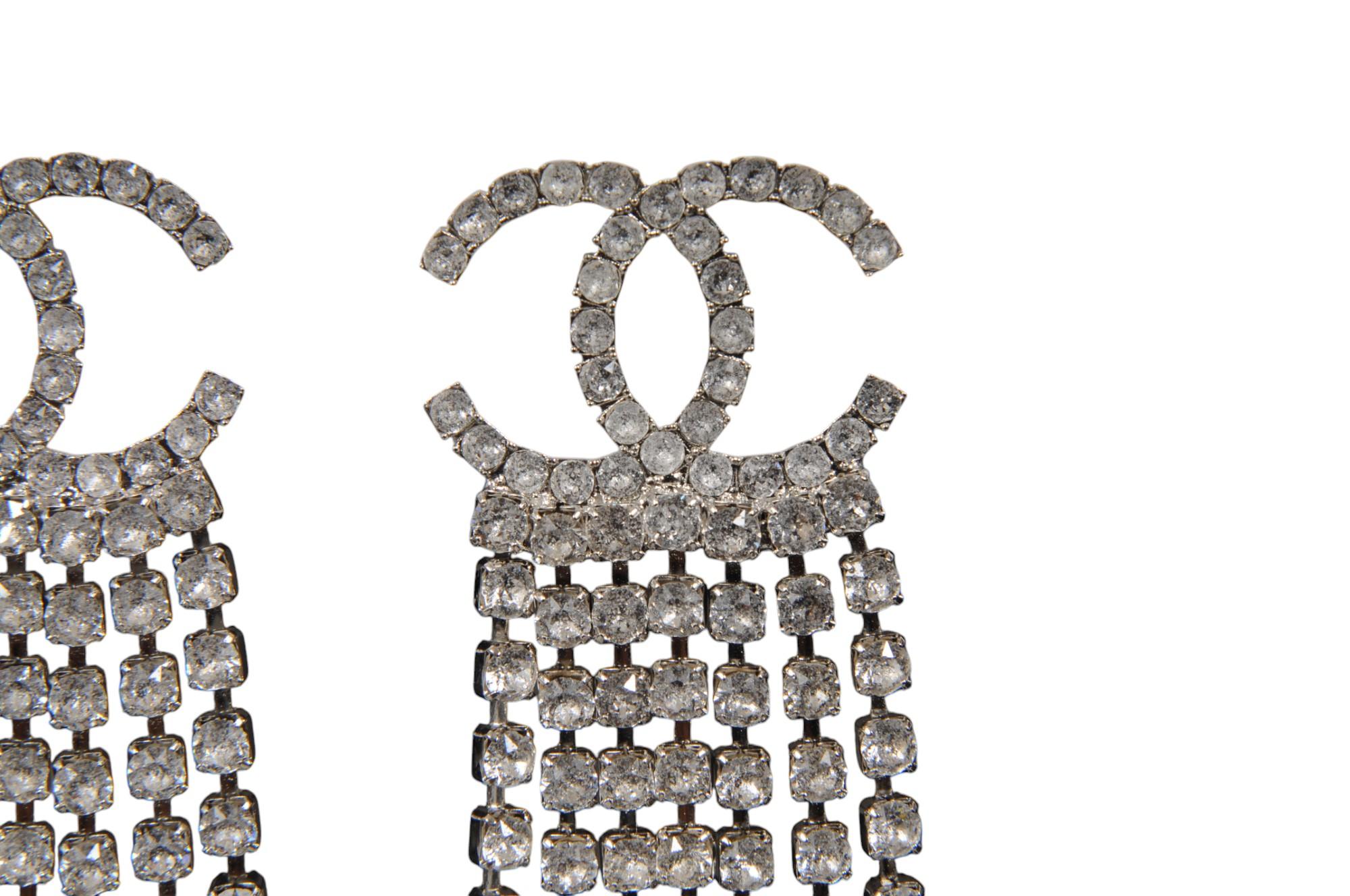 Chanel CC Logo Coco Mark Orecchini di cristallo con nappina B18S Silver In condizioni ottime in vendita a North Miami, FL