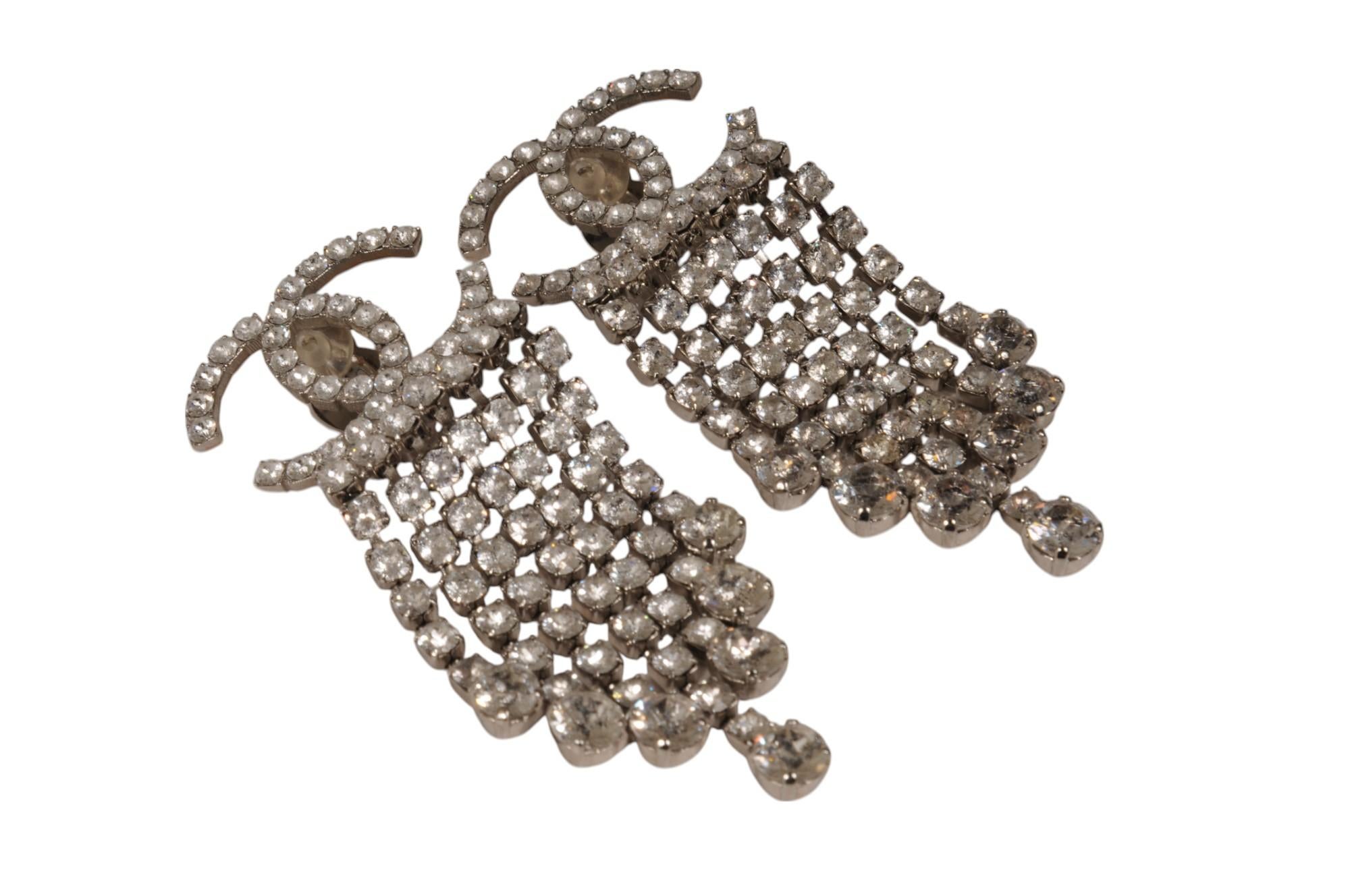 Chanel CC Logo Coco Mark Orecchini di cristallo con nappina B18S Silver in vendita 1