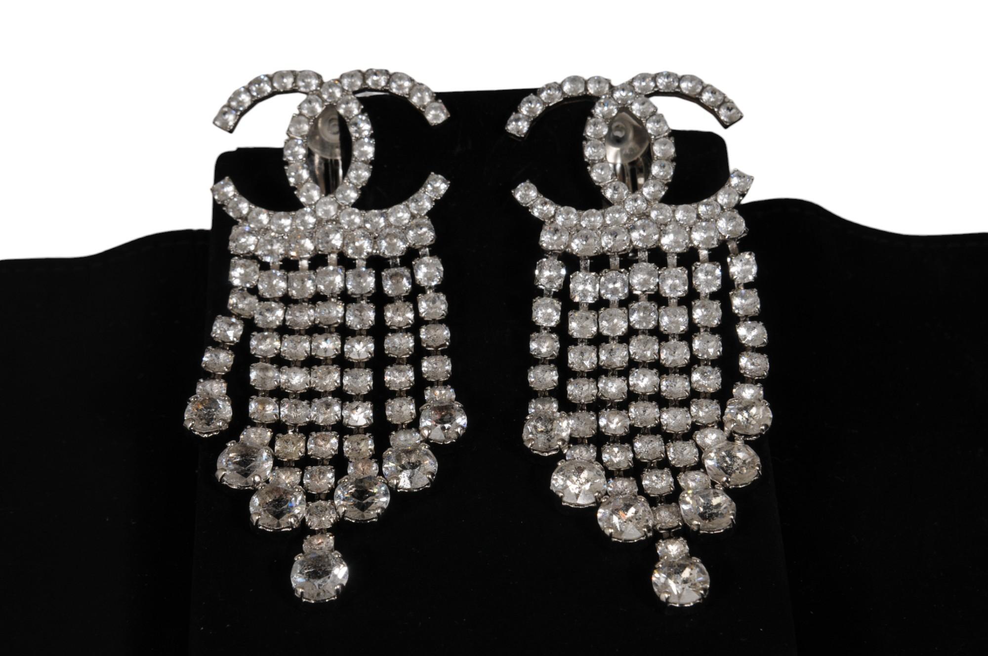 Chanel CC Logo Coco Mark Orecchini di cristallo con nappina B18S Silver in vendita 2