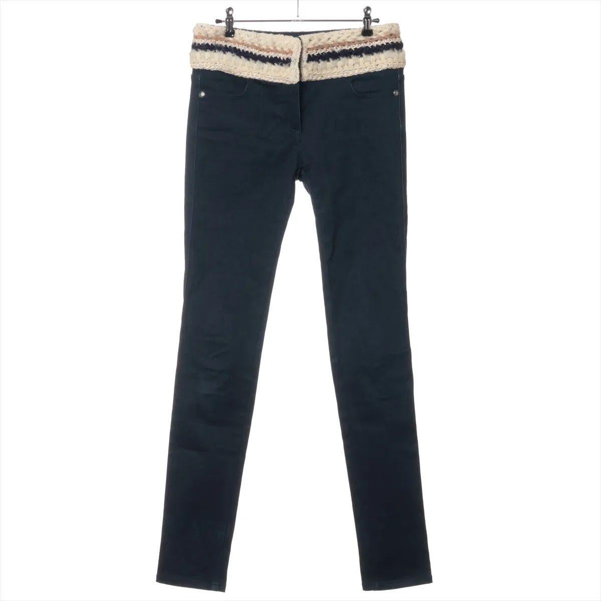 The Chanel CC Logo Cotton Denim Pants in Blue Indigo offer a refined take on casual wear, blending classic denim with signature house details. Crafted from high-quality cotton denim, the pants feature a rich indigo wash that enhances the timeless