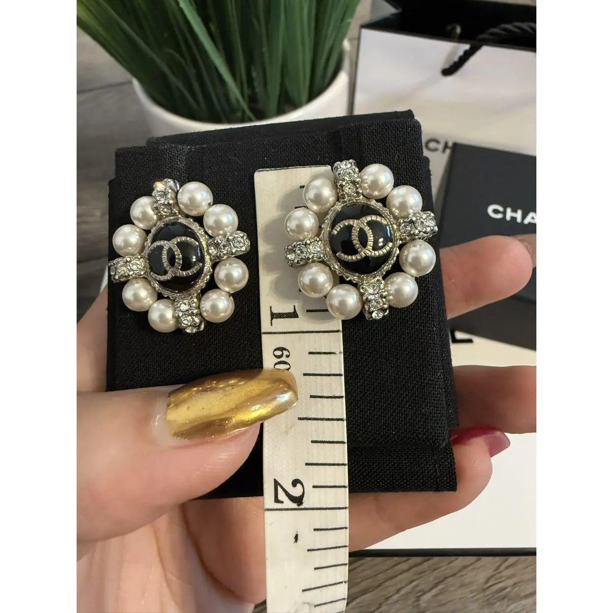 Orecchini Eleg con logo Chanel CC e cristalli di perle finte in vendita 6