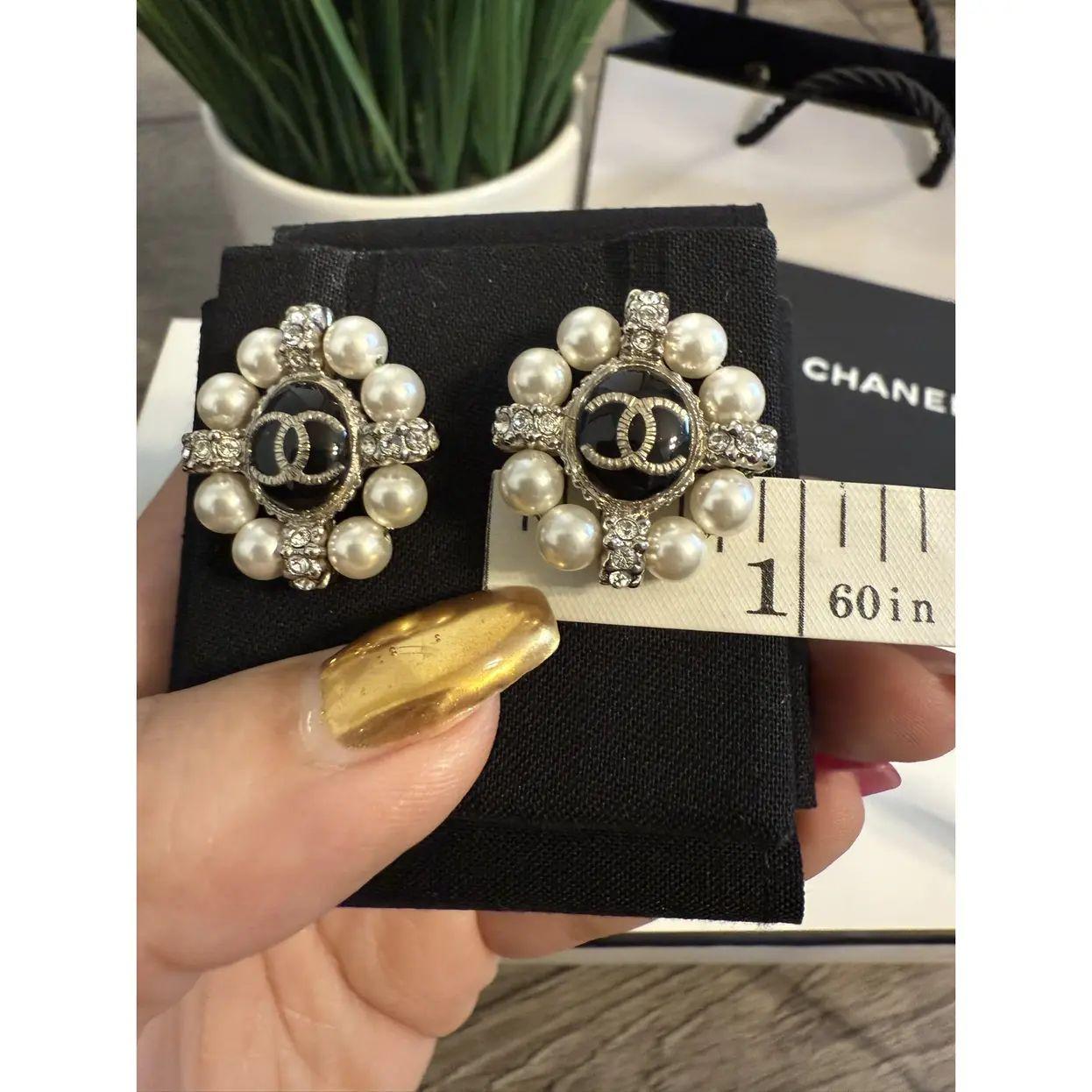 Orecchini Eleg con logo Chanel CC e cristalli di perle finte in vendita 7