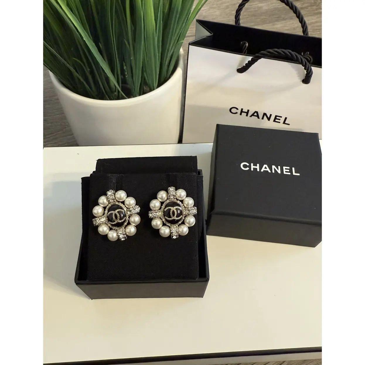 Orecchini Eleg con logo Chanel CC e cristalli di perle finte in vendita 8