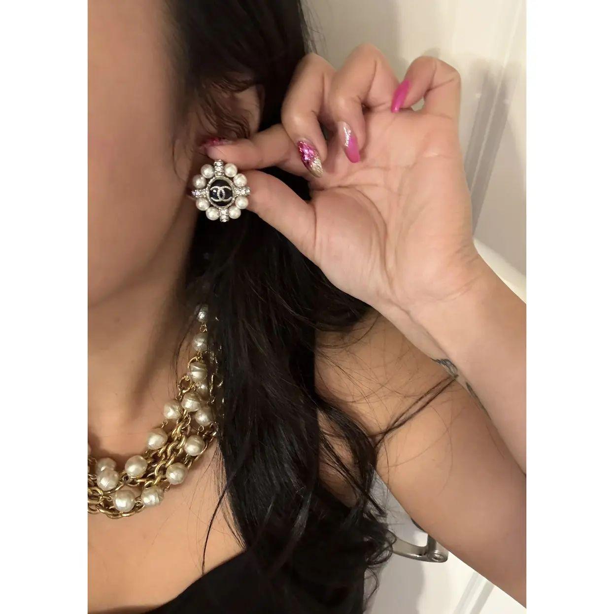 Orecchini Eleg con logo Chanel CC e cristalli di perle finte in vendita 9