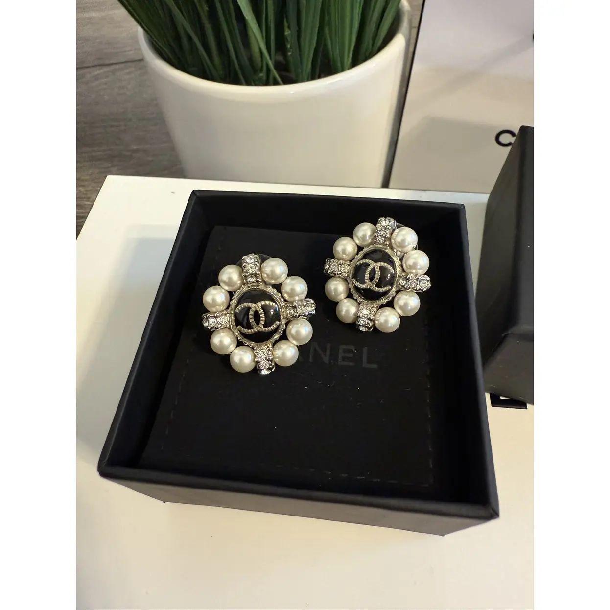 DETTAGLI:
Marchio di garanzia: CHANEL
Prodotto in Francia
Collezione 2019
Gli orecchini sono in buone condizioni e presentano un'usura minima.
Viene fornito con scatola e custodia

INFORMAZIONI IMPORTANTI:
Questo articolo è un pezzo usato. Abbiamo