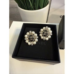Chanel - Logo CC - Boucles d'oreilles élégantes avec cristaux et fausses perles