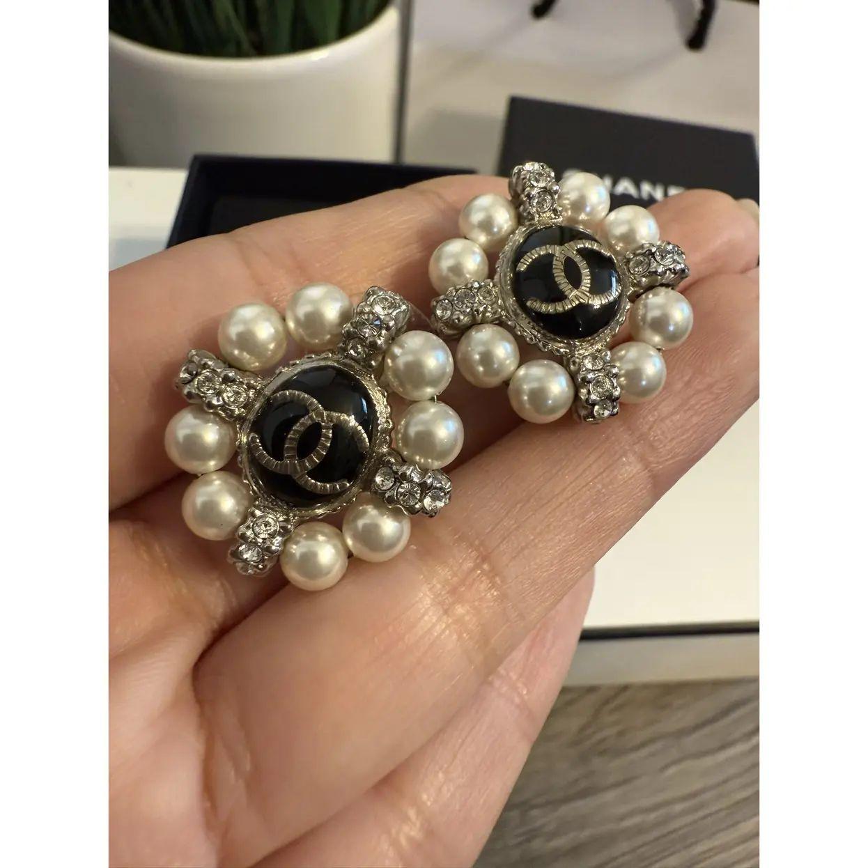 Orecchini Eleg con logo Chanel CC e cristalli di perle finte in vendita 1