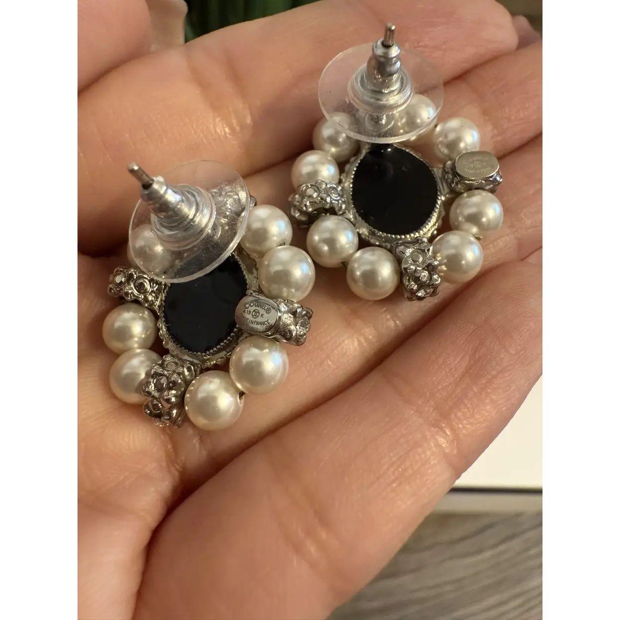 Orecchini Eleg con logo Chanel CC e cristalli di perle finte in vendita 2