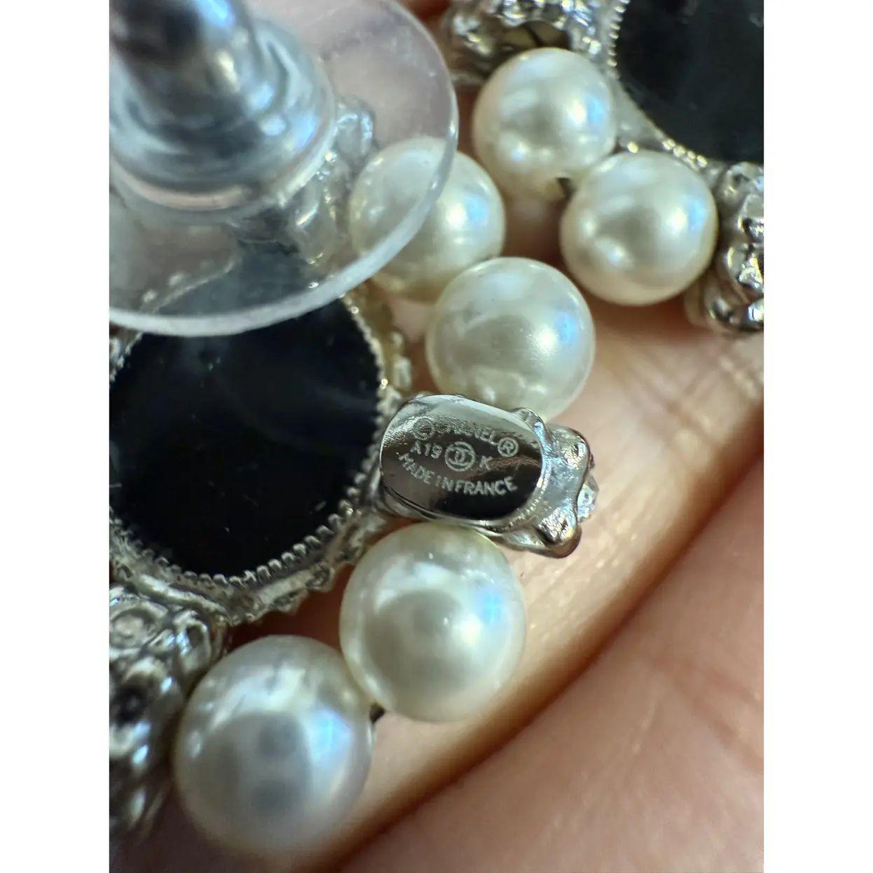 Orecchini Eleg con logo Chanel CC e cristalli di perle finte in vendita 3