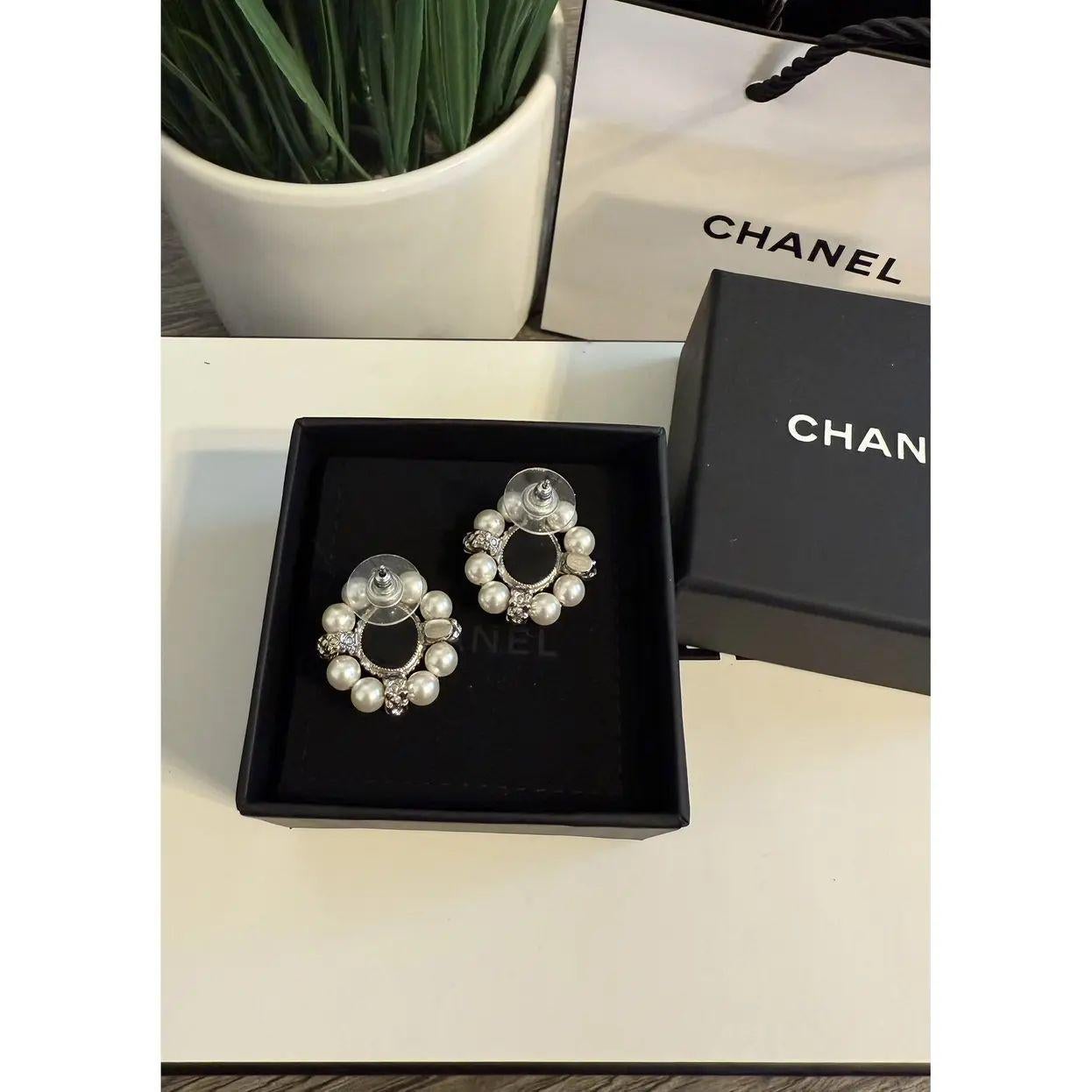 Orecchini Eleg con logo Chanel CC e cristalli di perle finte in vendita 4