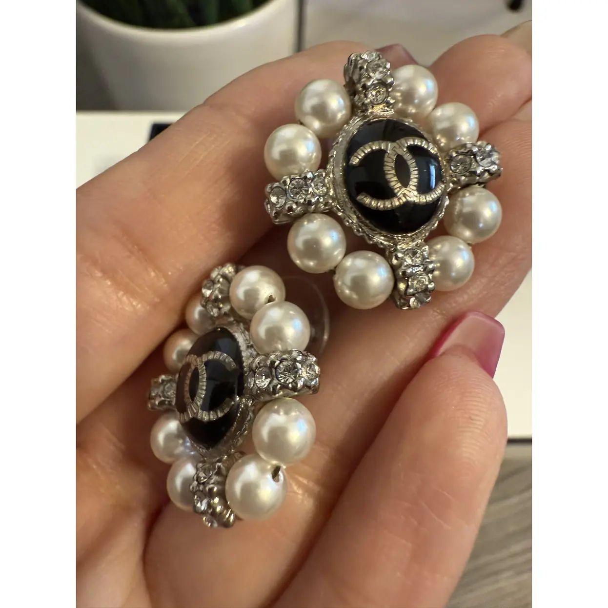 Orecchini Eleg con logo Chanel CC e cristalli di perle finte in vendita 5