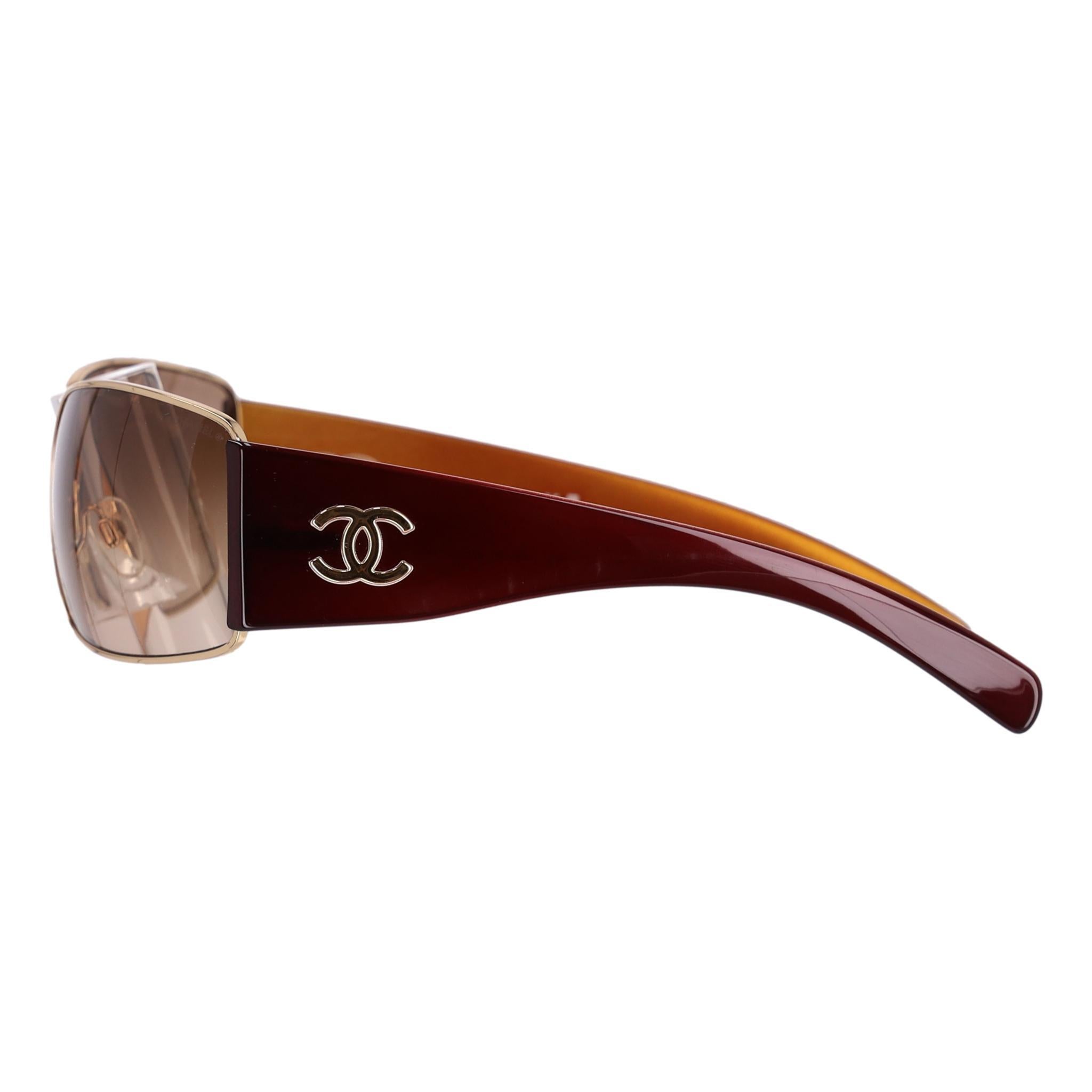 Chanel 'CC' Logo Detail Oversized Sunglasses

Brown sunglasses designed in a rectangular shape with slightly rounded corners.

Embellished with wide arms that taper towards the tips detailed with the signature gold 'CC' logo.

Equipped with lenses
