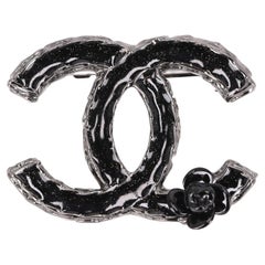 Chanel 'CC' Logo-Emaille-Brosche mit Kamelienblüten-Detail
